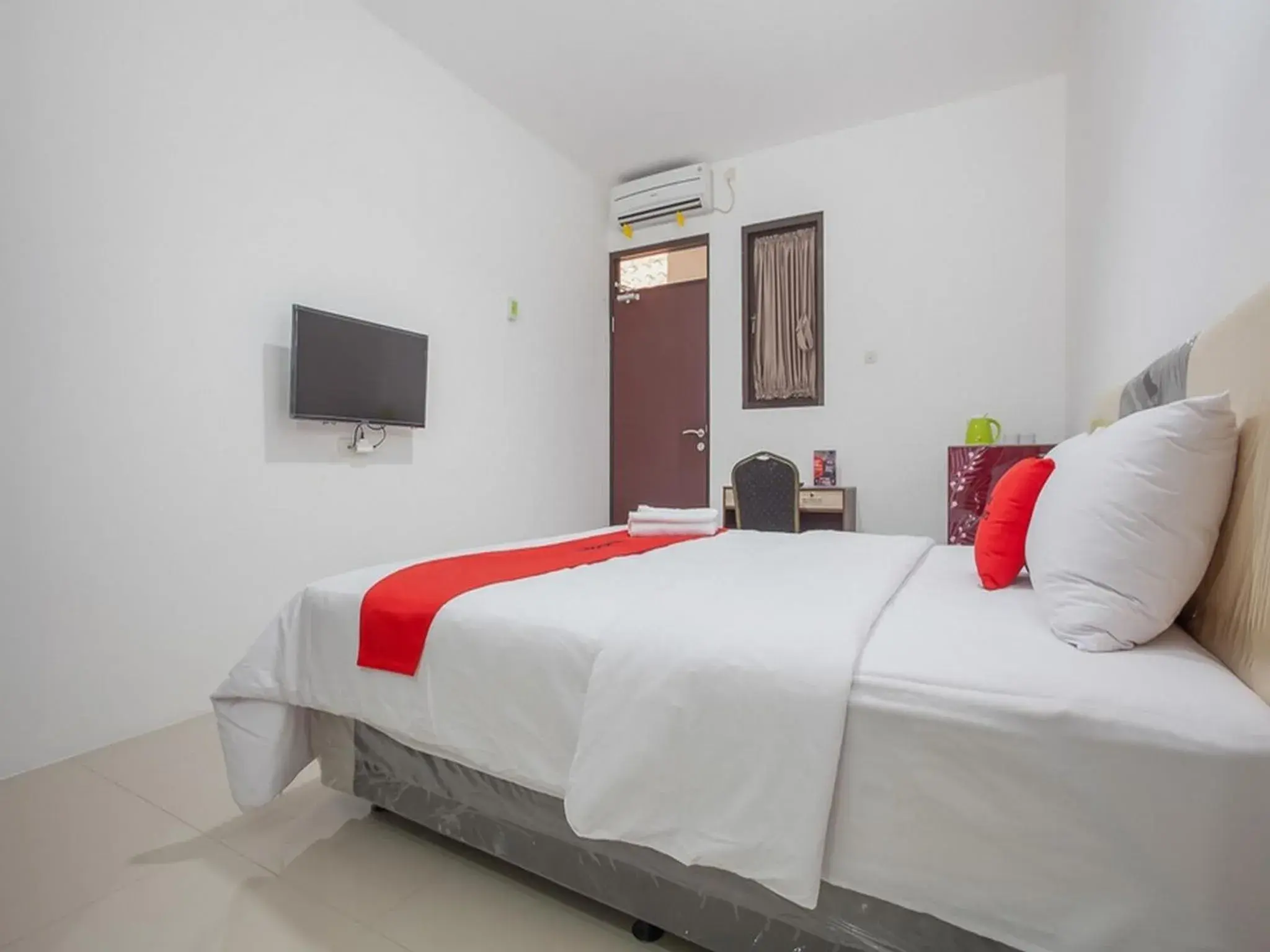 Bedroom, Bed in RedDoorz @ Kertajaya Surabaya