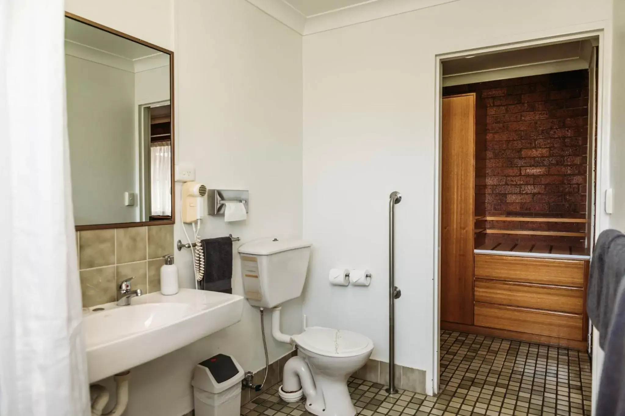 Bathroom in Country Pathfinder Motor Inn