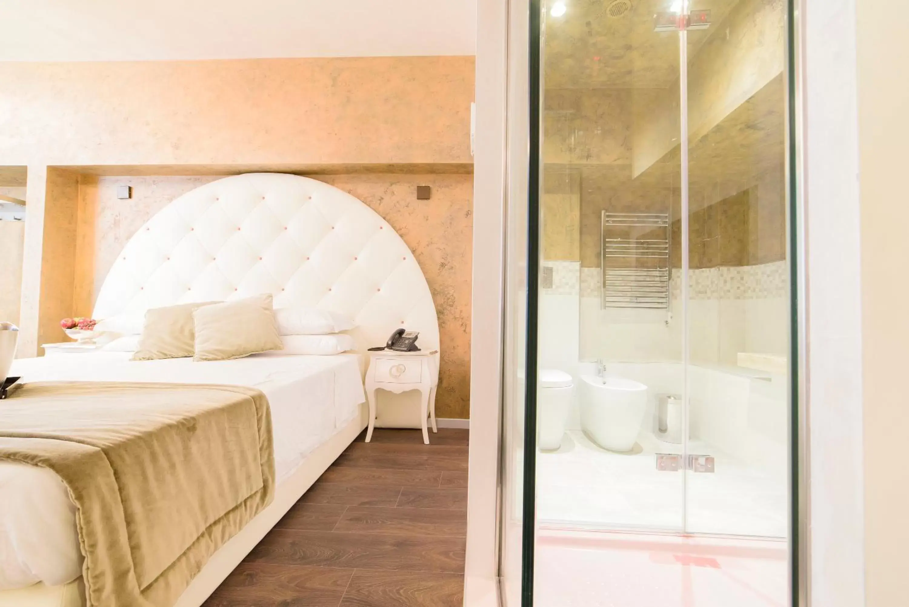 Shower, Bed in Hotel Vespasiano