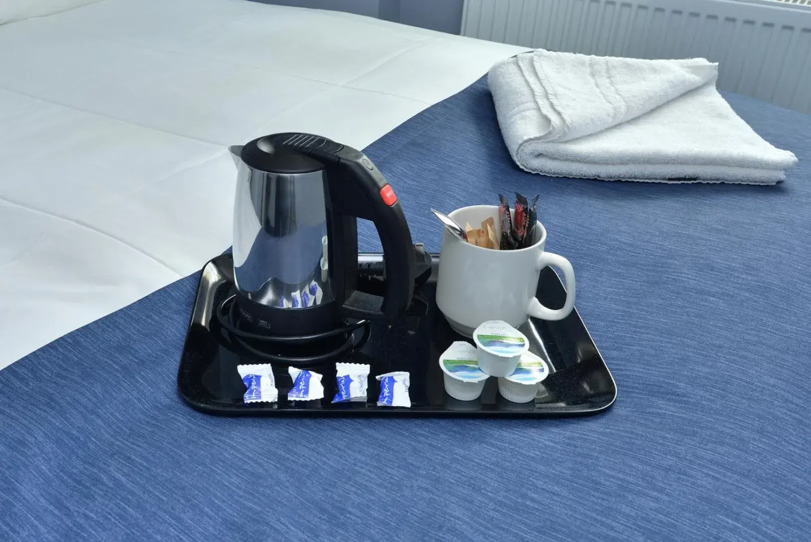 Bed, Coffee/Tea Facilities in Angus Hotel