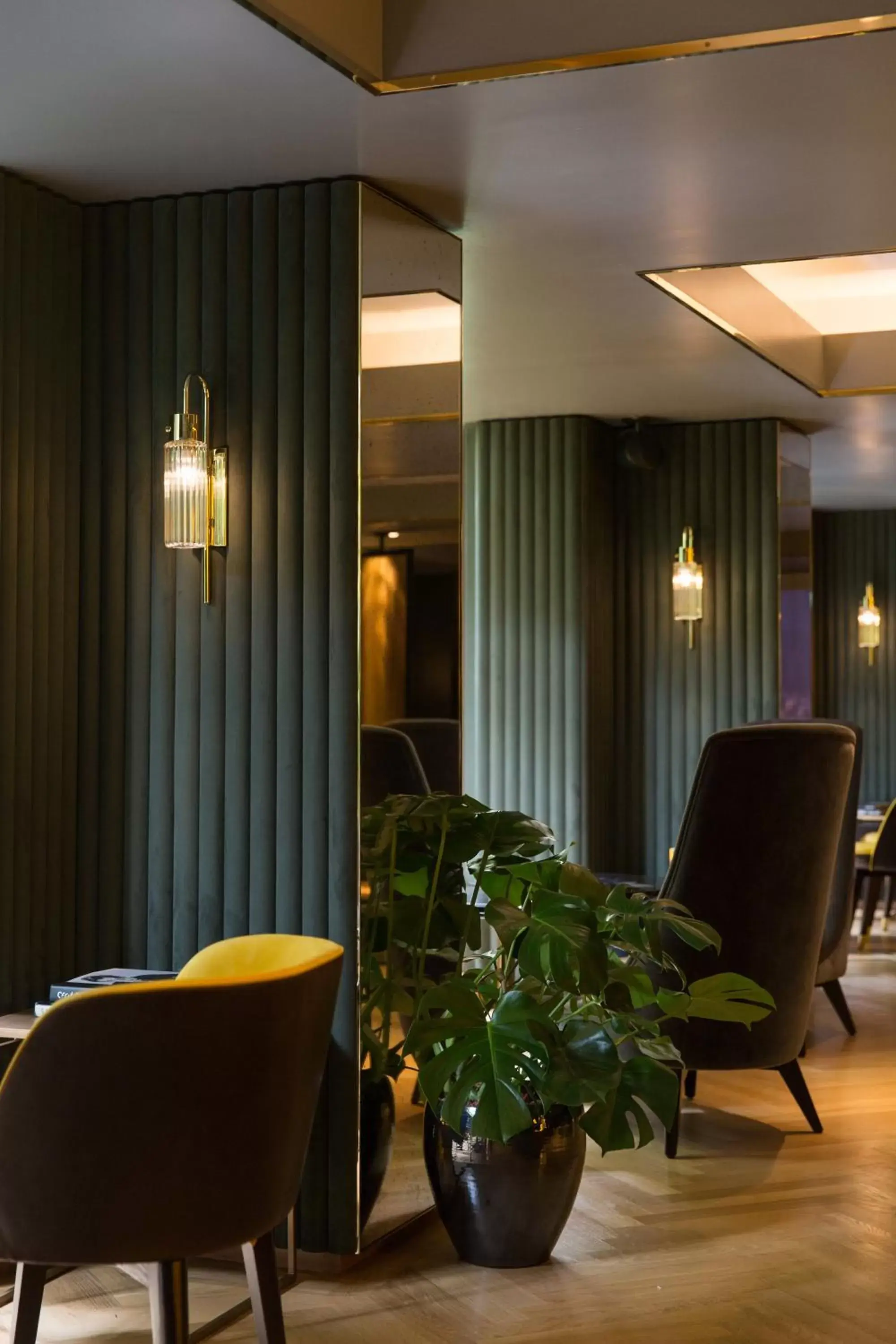 Lounge or bar in The Athenaeum Hotel & Residences