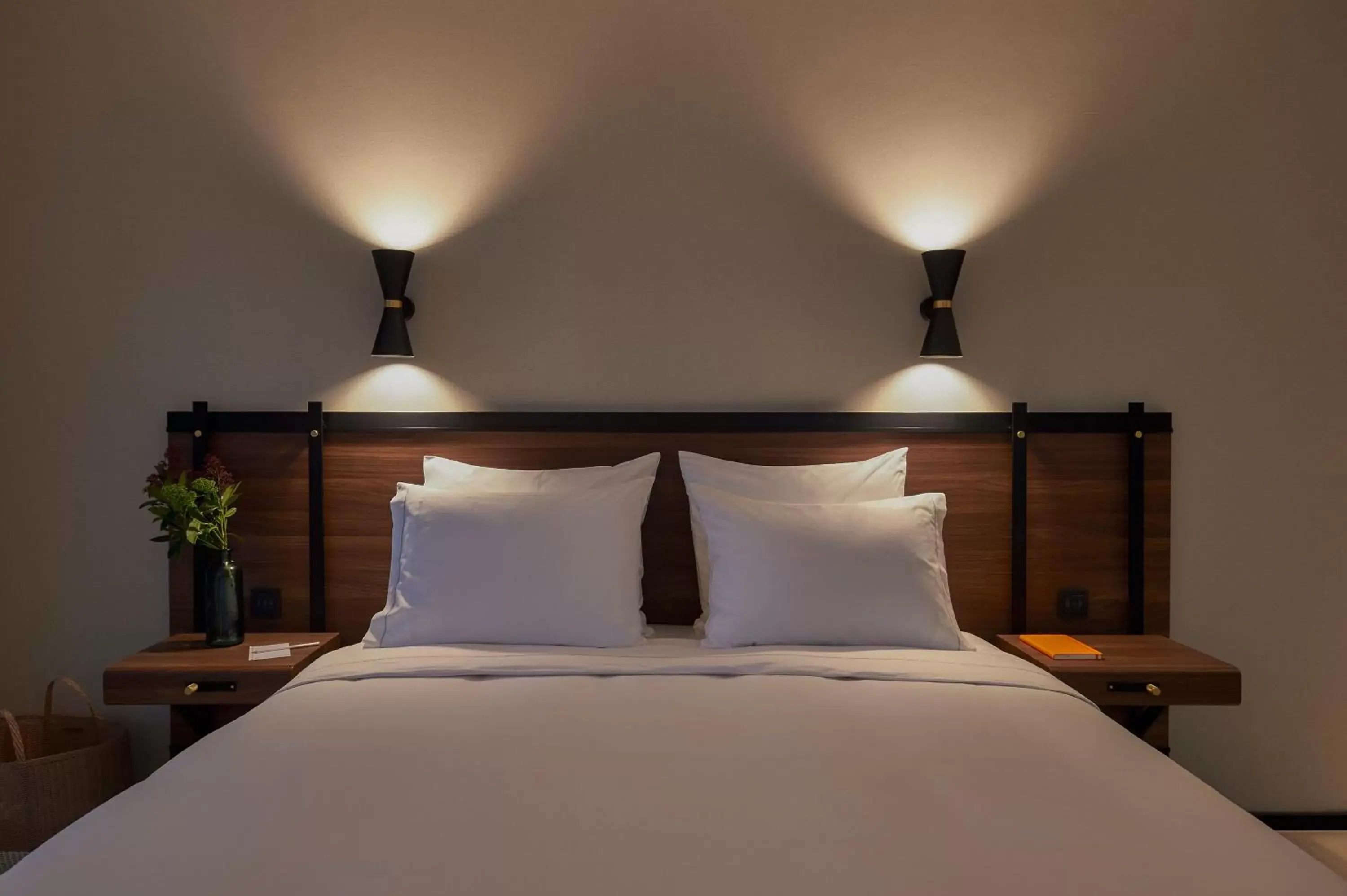 Bed in FORM Hotel Dubai, a Member of Design Hotels