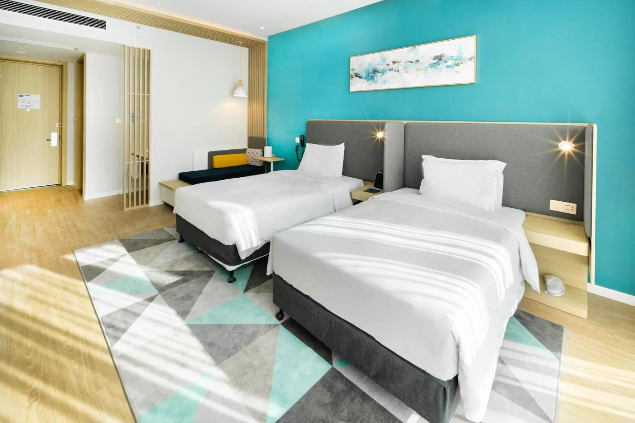 Photo of the whole room, Bed in Holiday Inn Express Shanghai Pudong Zhangjiang by IHG - 20 minutes to New International Expo Center and Disneyland