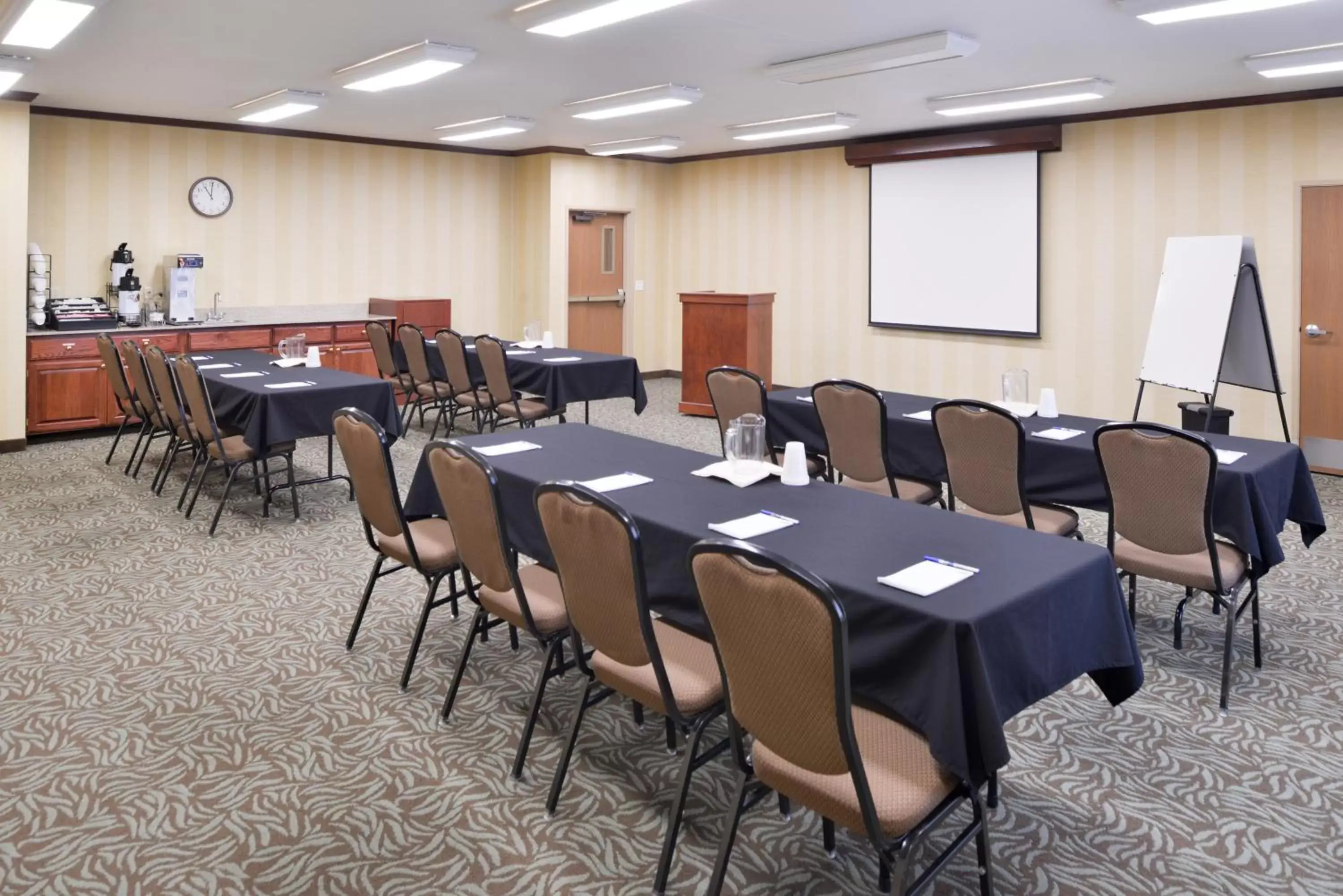 Meeting/conference room in Holiday Inn Express Hotel & Suites Sioux Falls At Empire Mall, an IHG Hotel