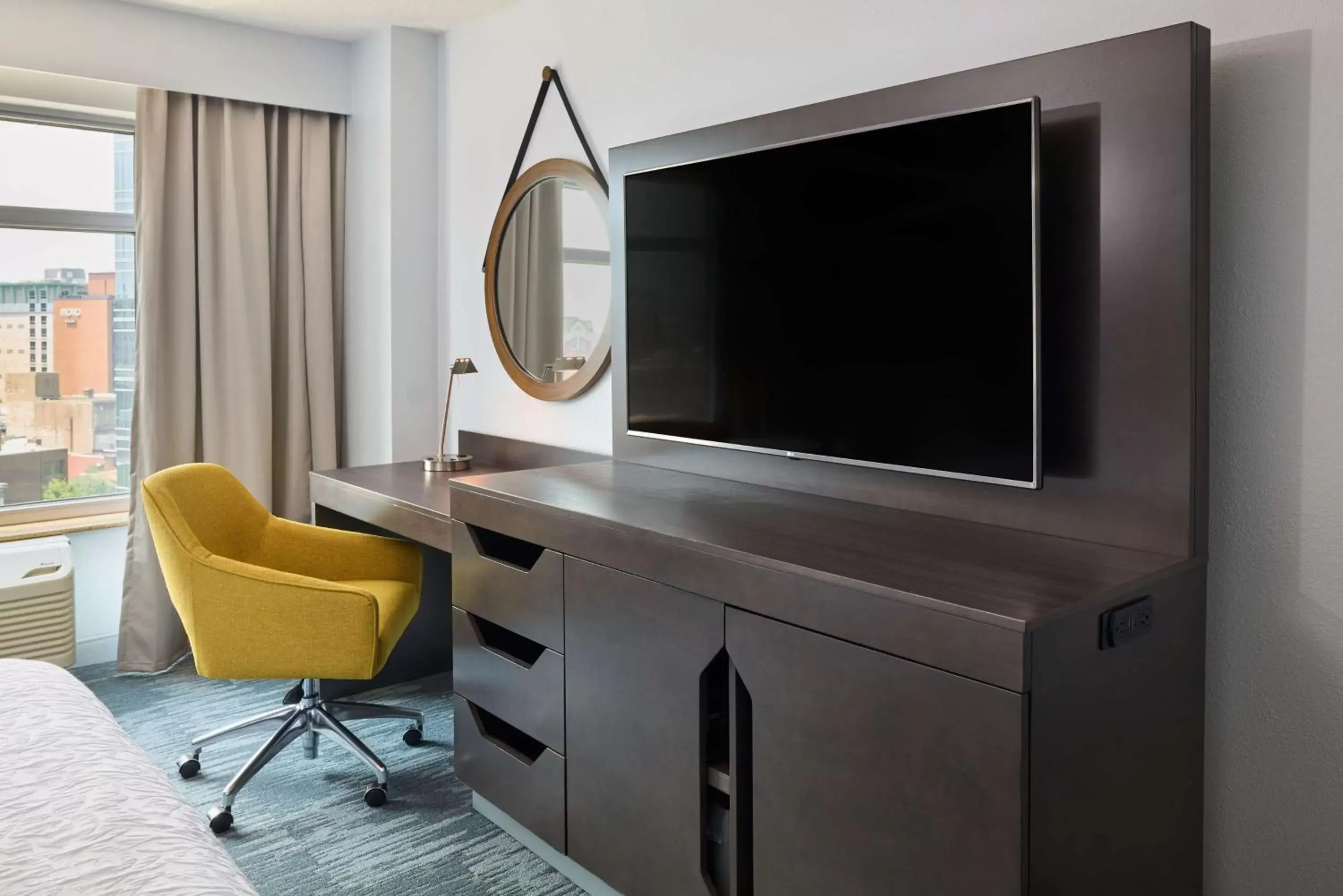 Bedroom, TV/Entertainment Center in Hampton Inn Washington DC - Convention Center