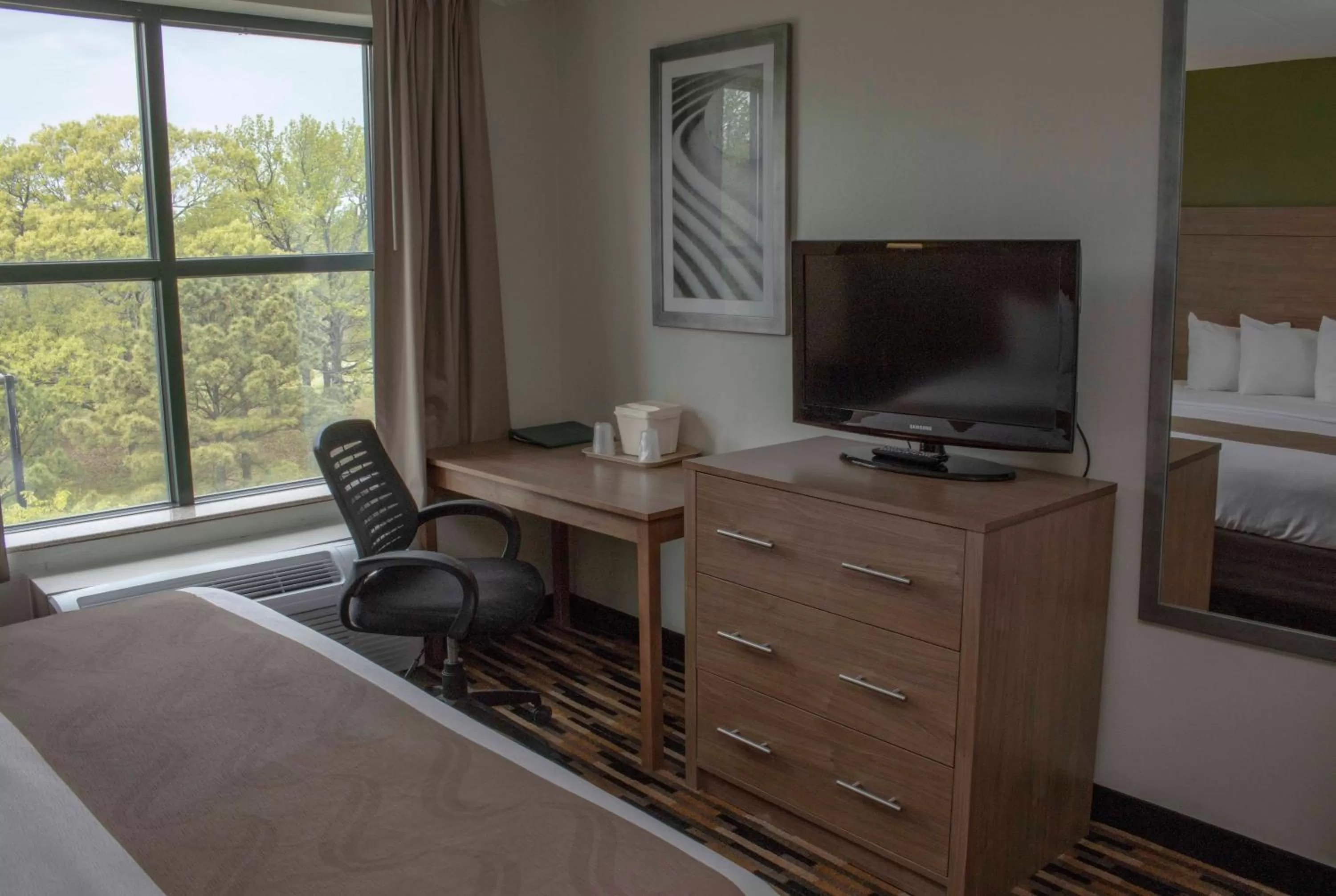 TV and multimedia, Bed in Quality Suites Lake Wright - Norfolk Airport