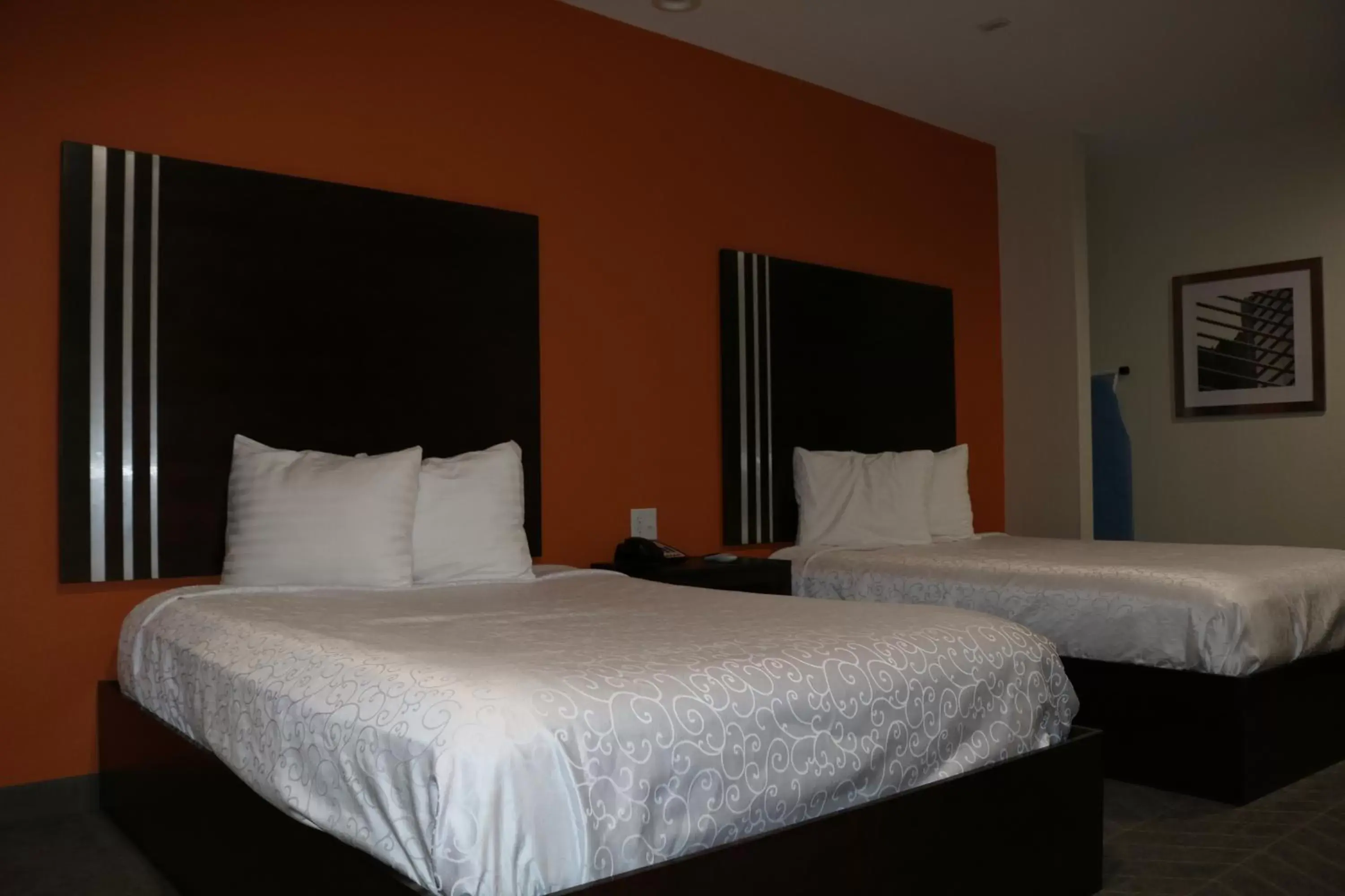 Photo of the whole room, Bed in Scottish Inn & Suites - IAH Airport