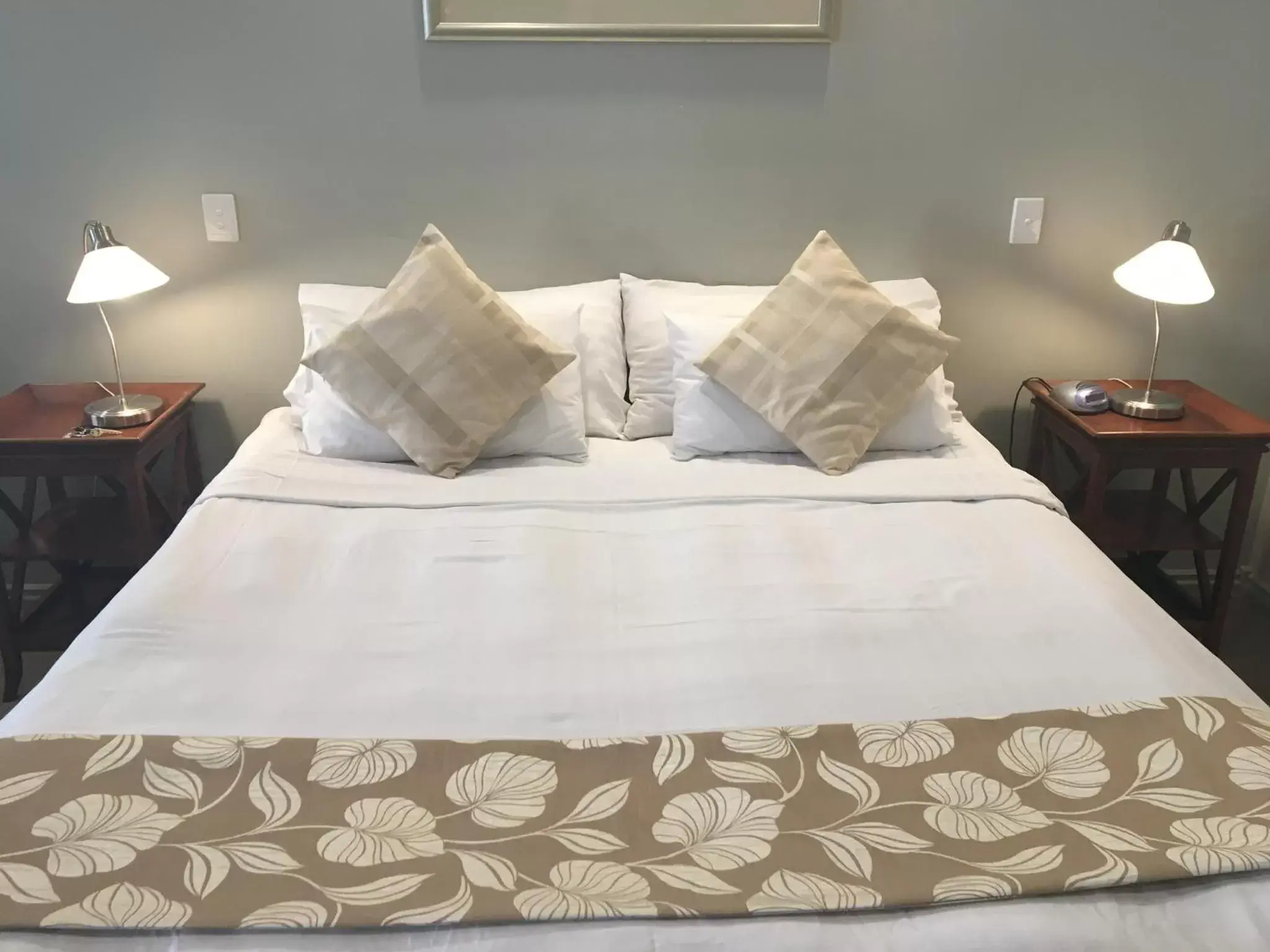Bedroom, Bed in Shangri-La Gardens
