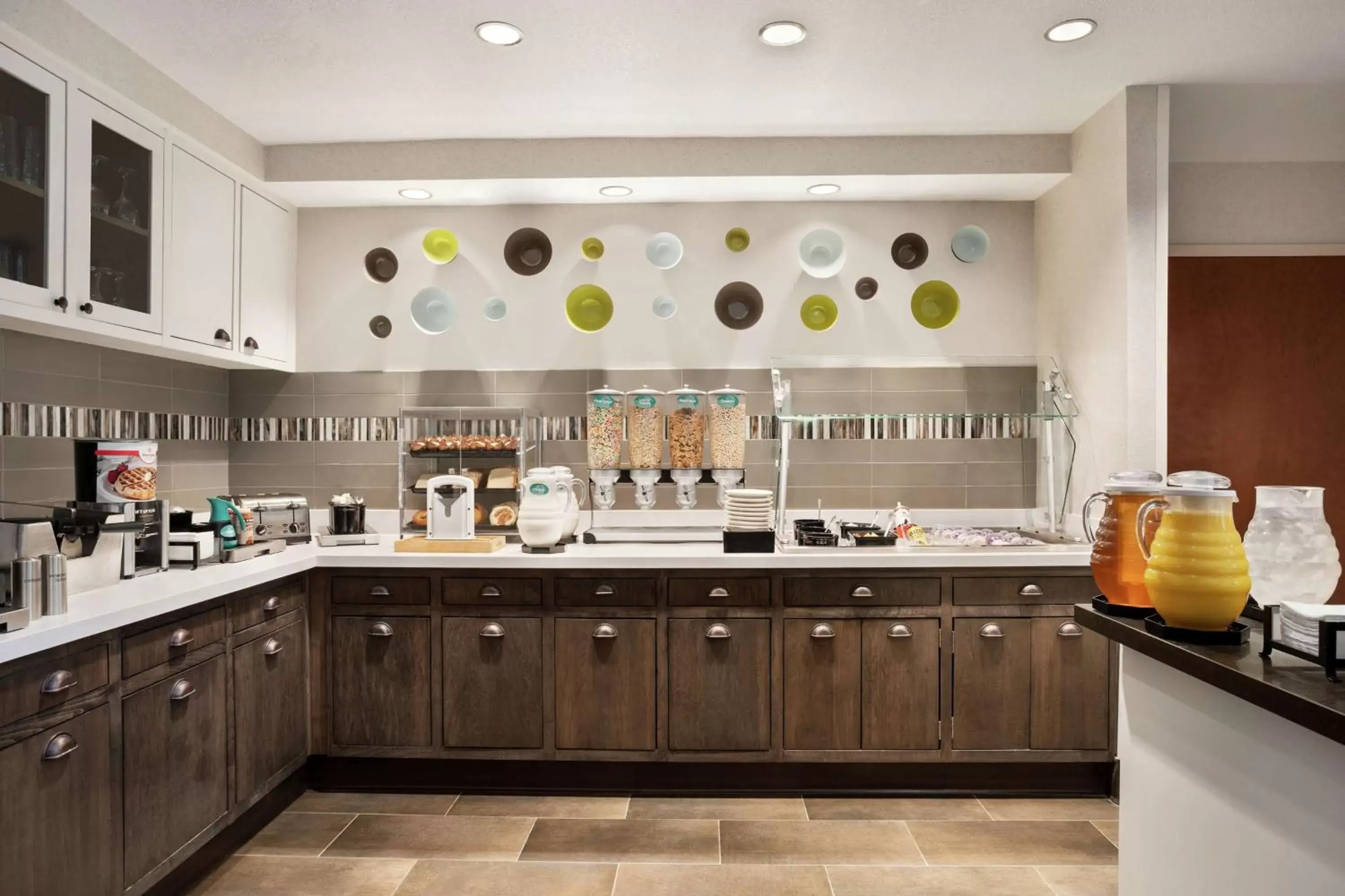 Breakfast, Kitchen/Kitchenette in Homewood Suites by Hilton Phoenix-Chandler