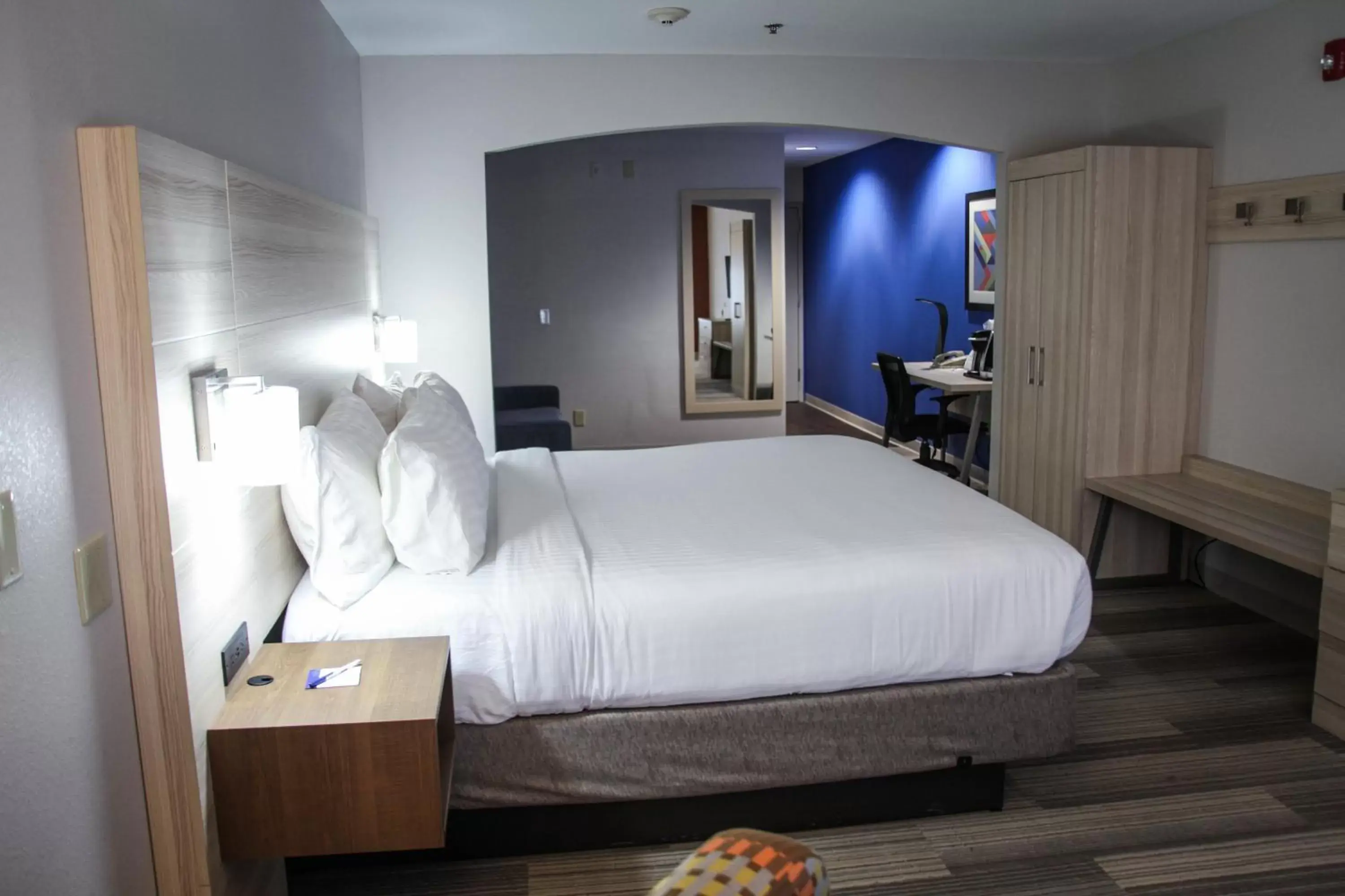 Photo of the whole room, Bed in Holiday Inn Express Hotel & Suites Athens, an IHG Hotel