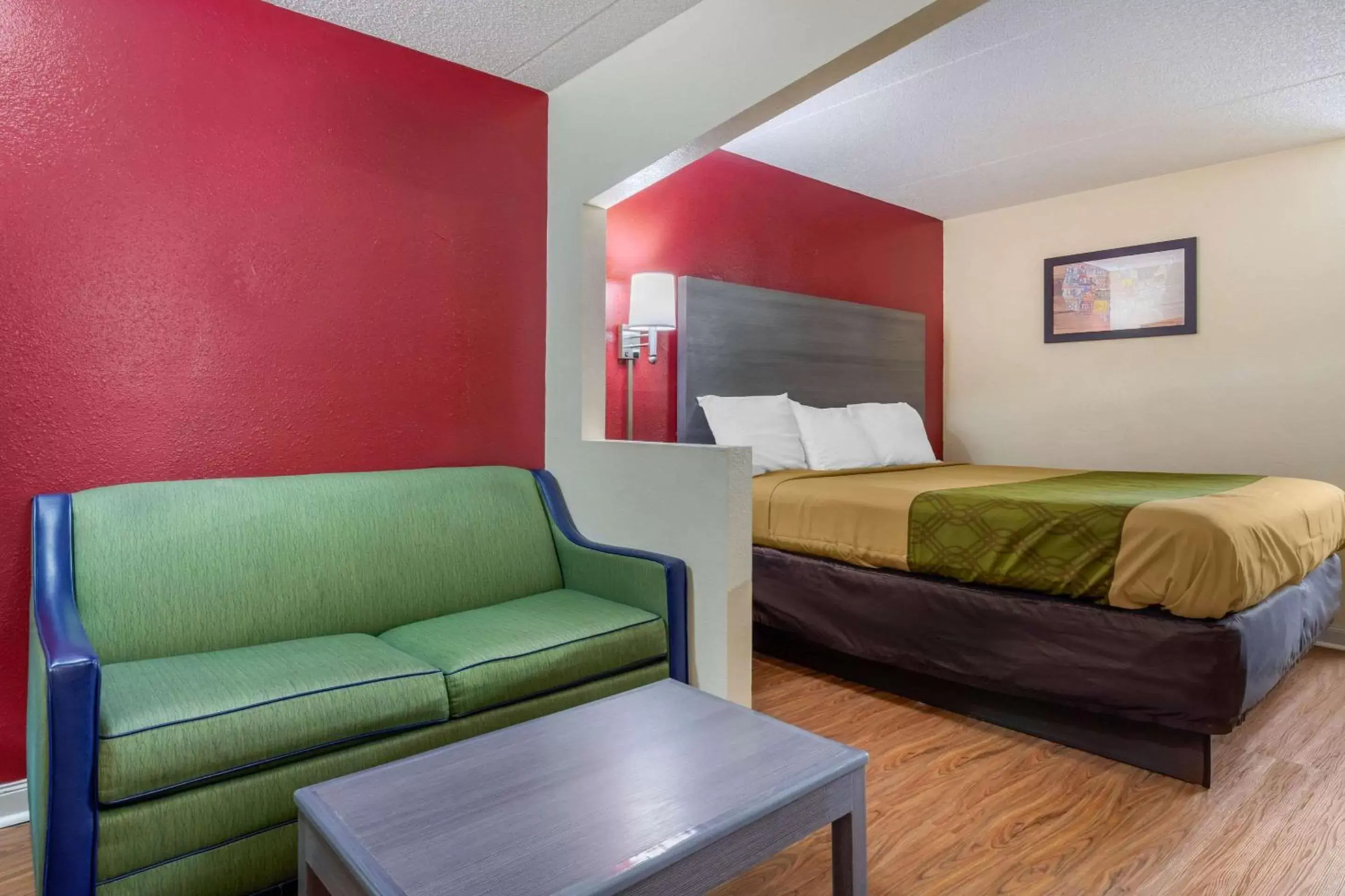Photo of the whole room, Bed in Econo Lodge Chattanooga