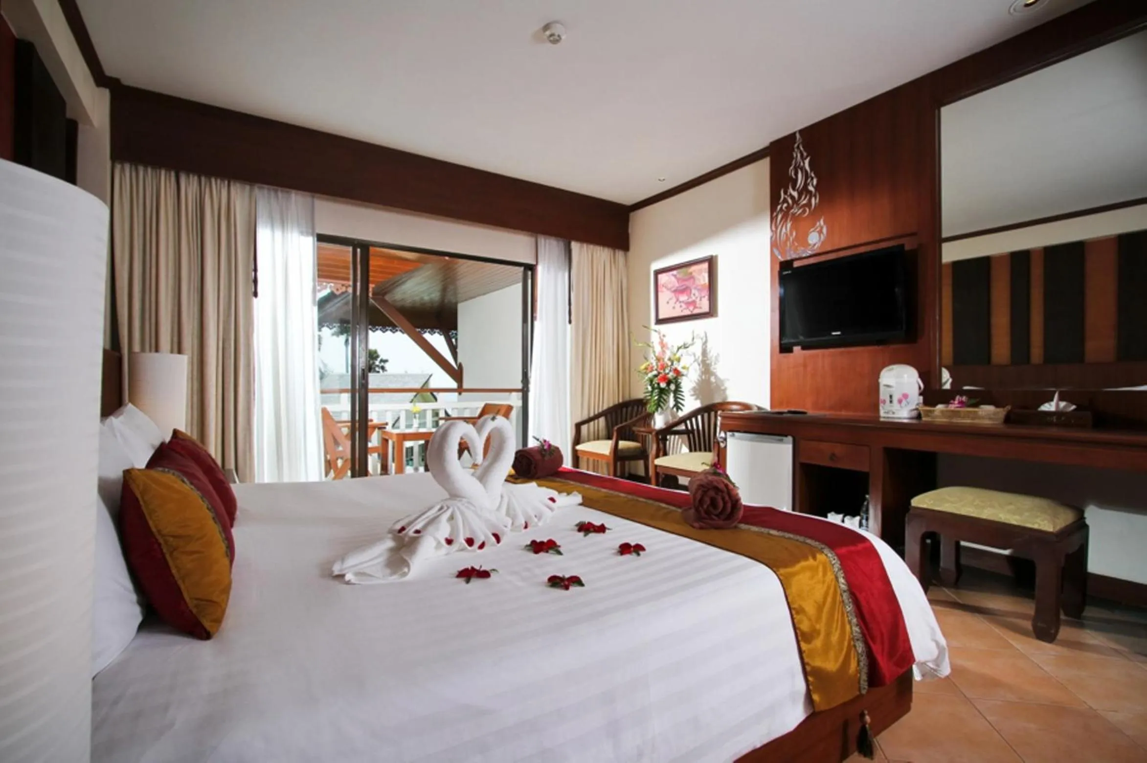 Photo of the whole room, Bed in Baan Karonburi Resort