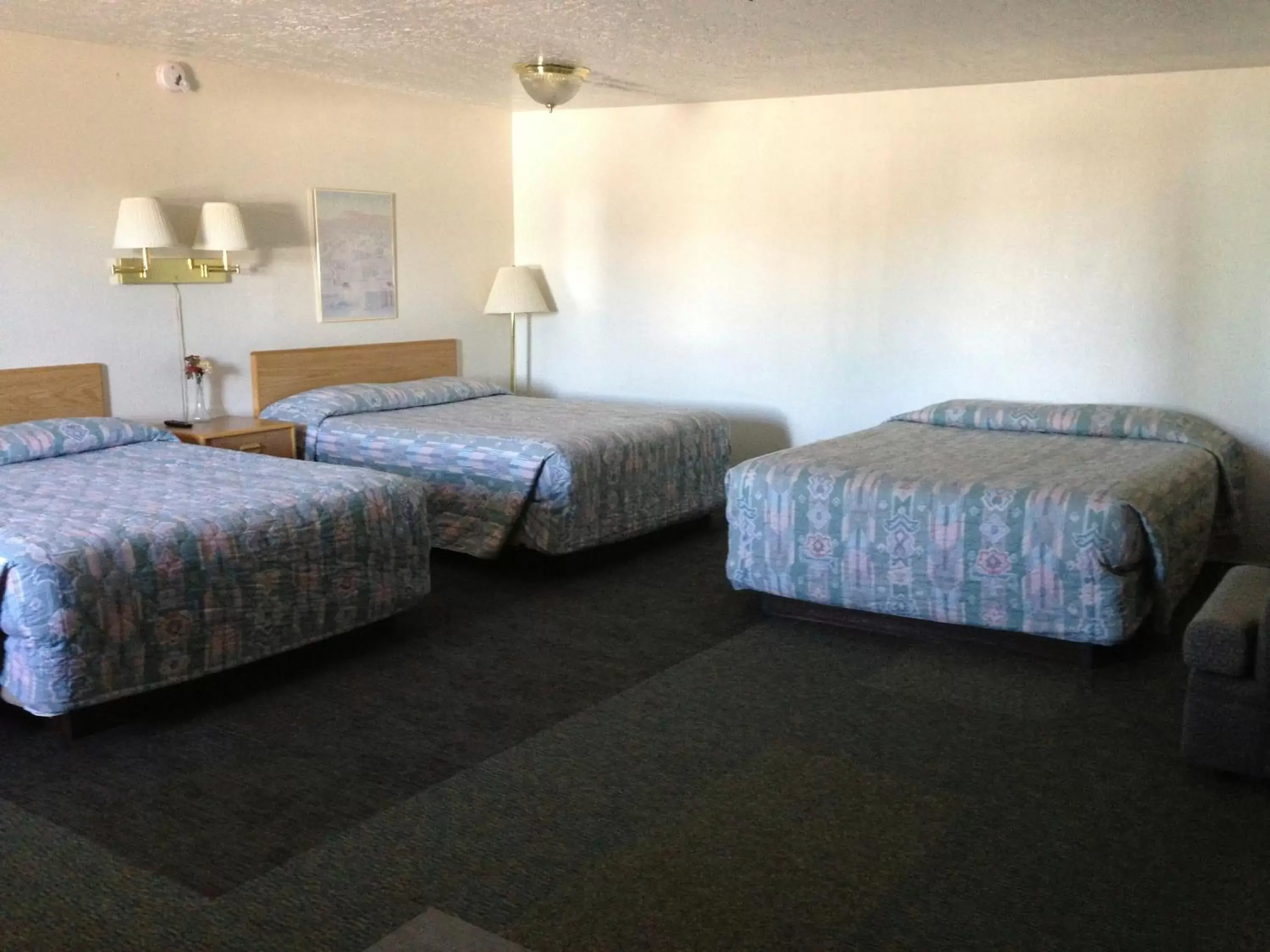 Photo of the whole room, Bed in Bryce Way Motel