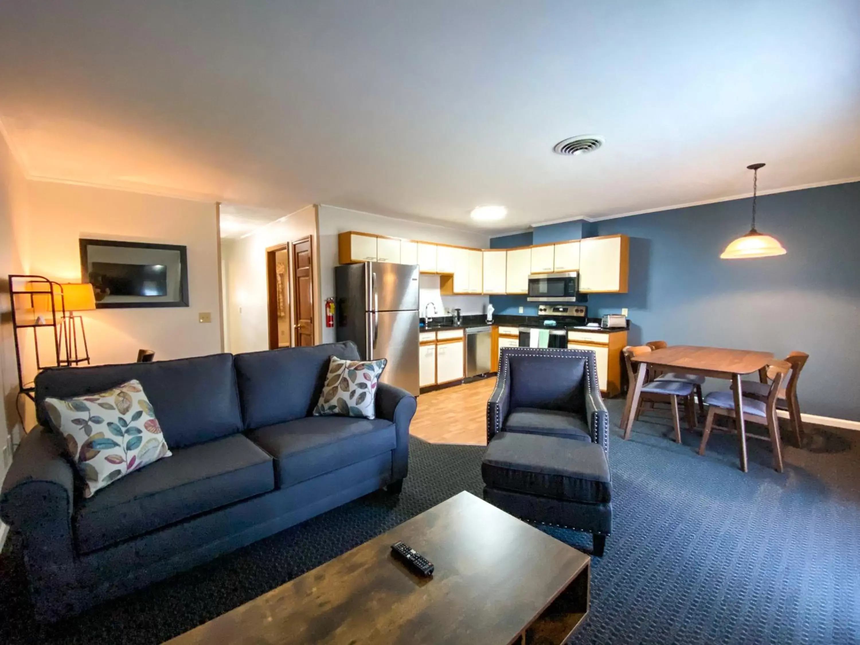 Seating Area in The Central Downtown Inn Suites