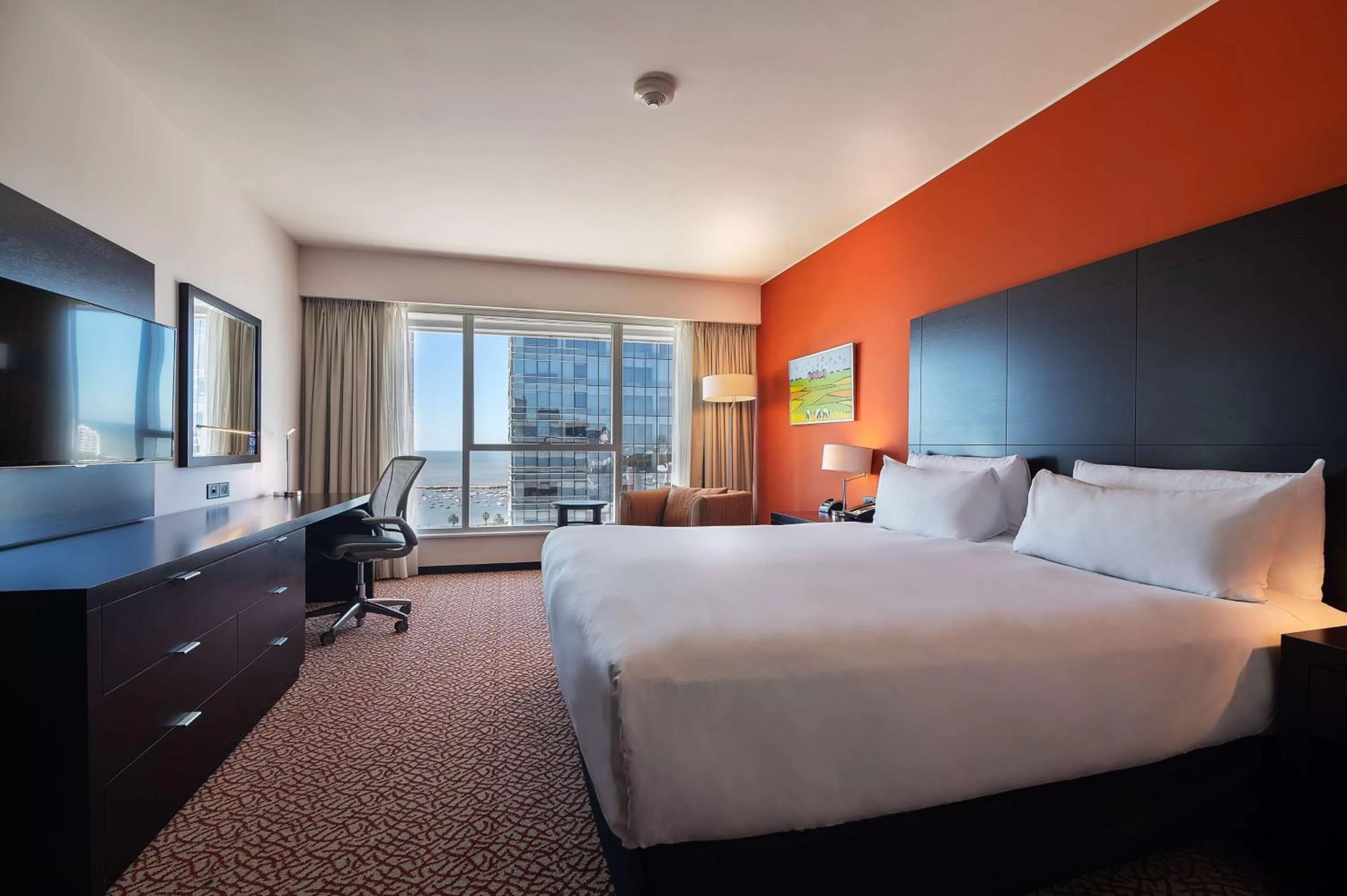 Photo of the whole room, Bed in Hilton Garden Inn Montevideo