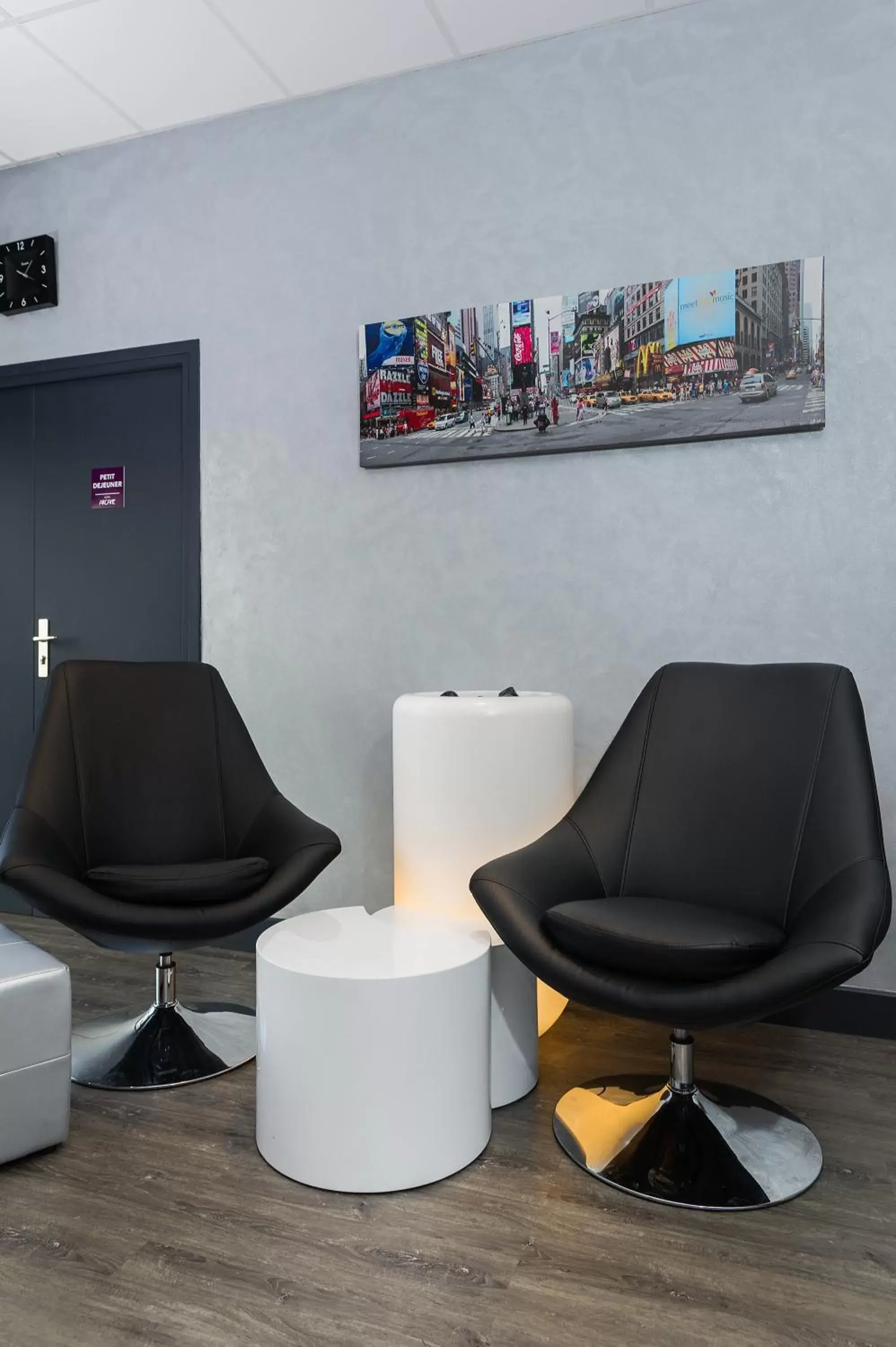 Lounge or bar, Seating Area in The Originals Access, Hôtel Bourges Gare