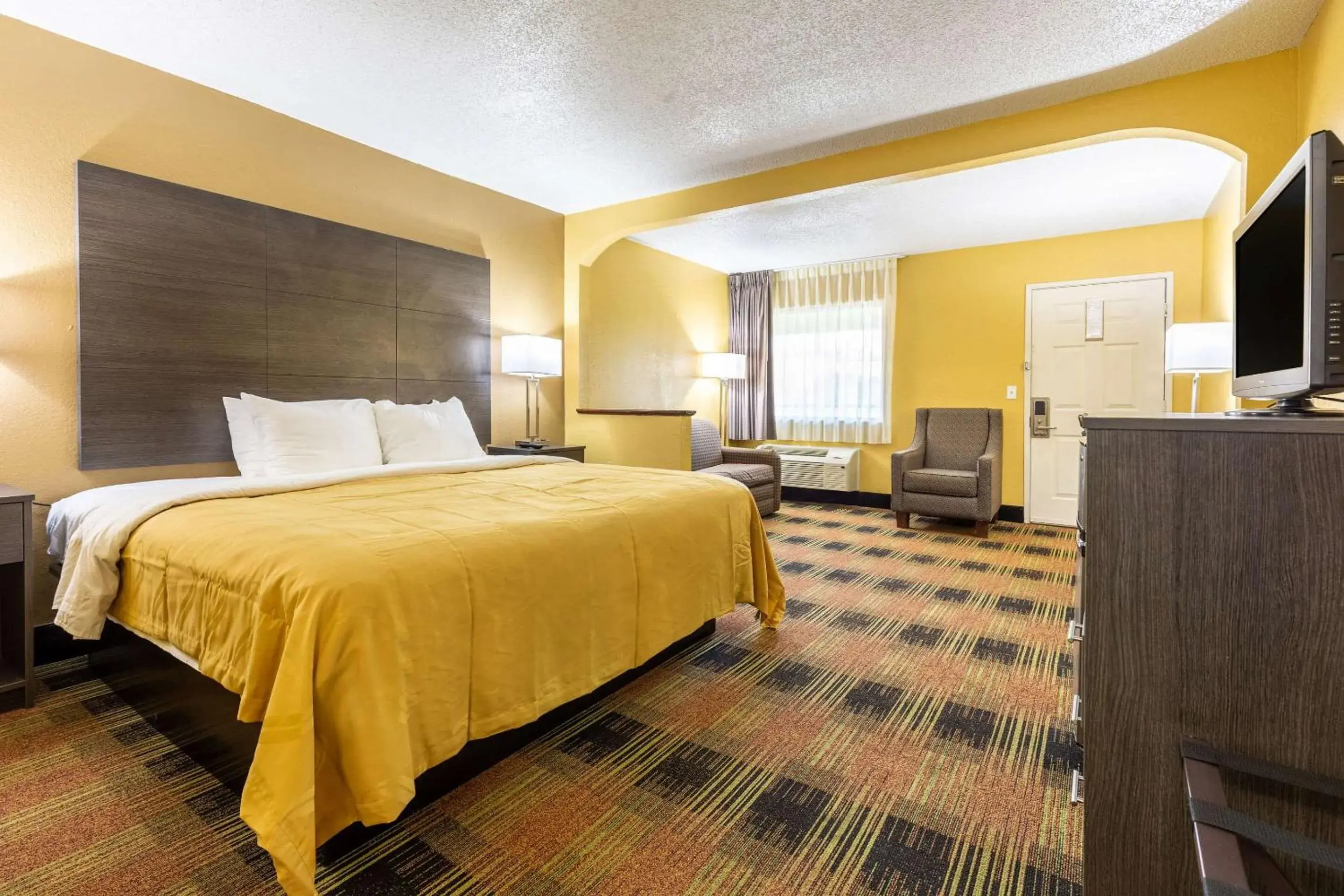 Photo of the whole room, Bed in Quality Inn Mobile West Tillmans Corner Mobile AL