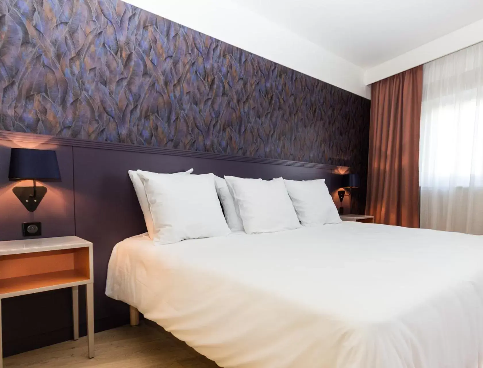 Bedroom, Bed in Hôtel Oceania Le Métropole