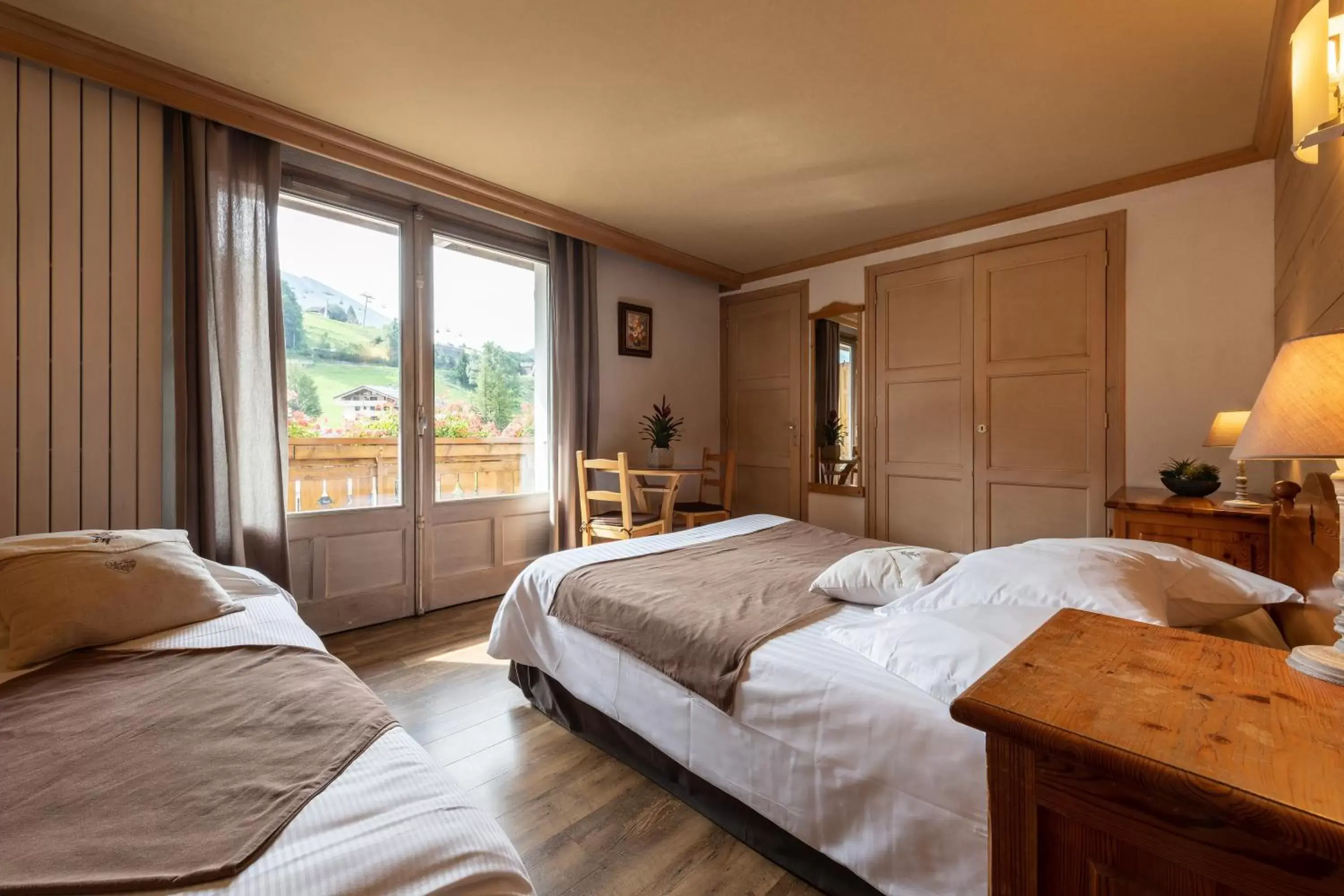 Balcony/Terrace, Bed in Hotel La Montagne