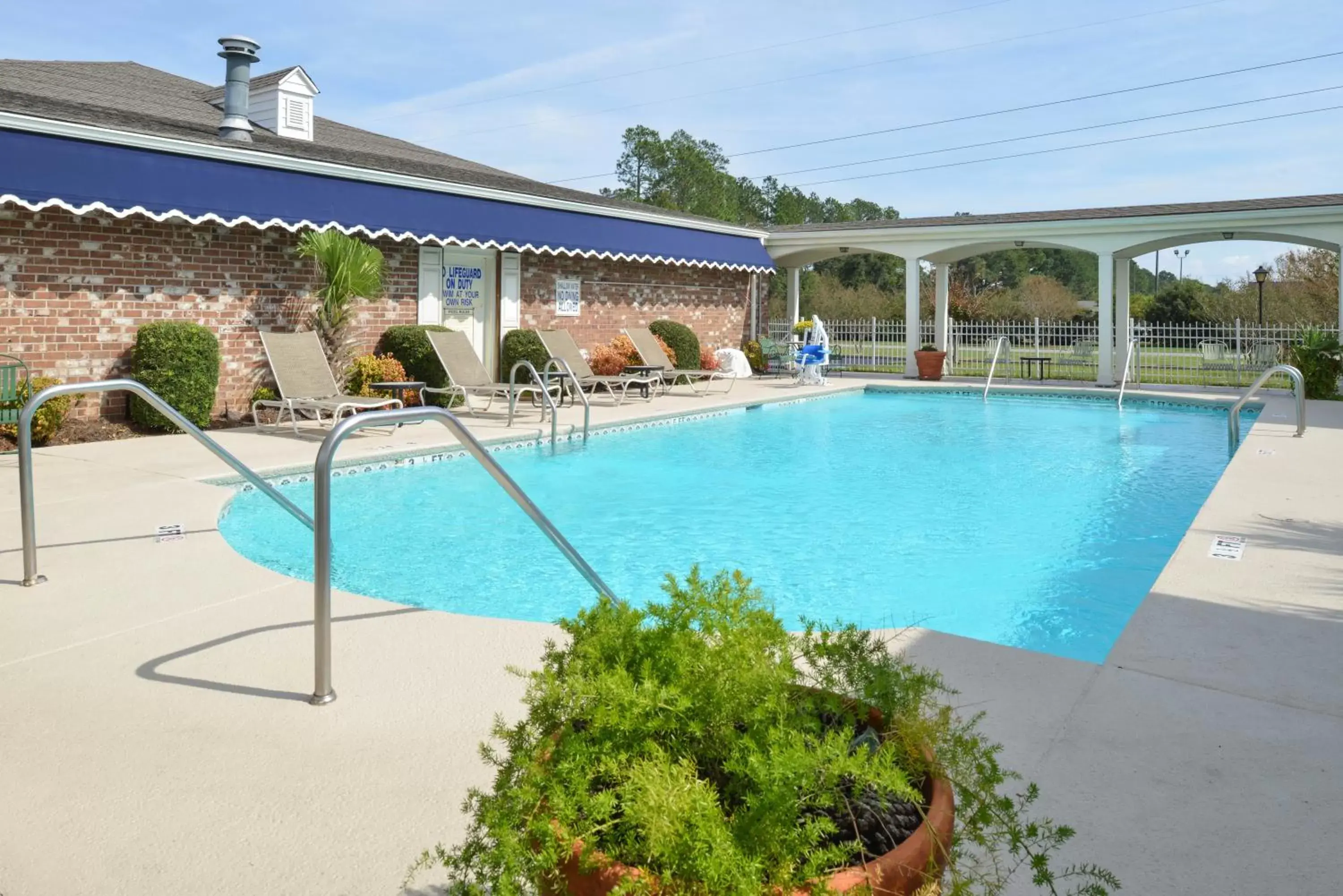 Swimming pool, Property Building in Best Western PLUS Santee Inn