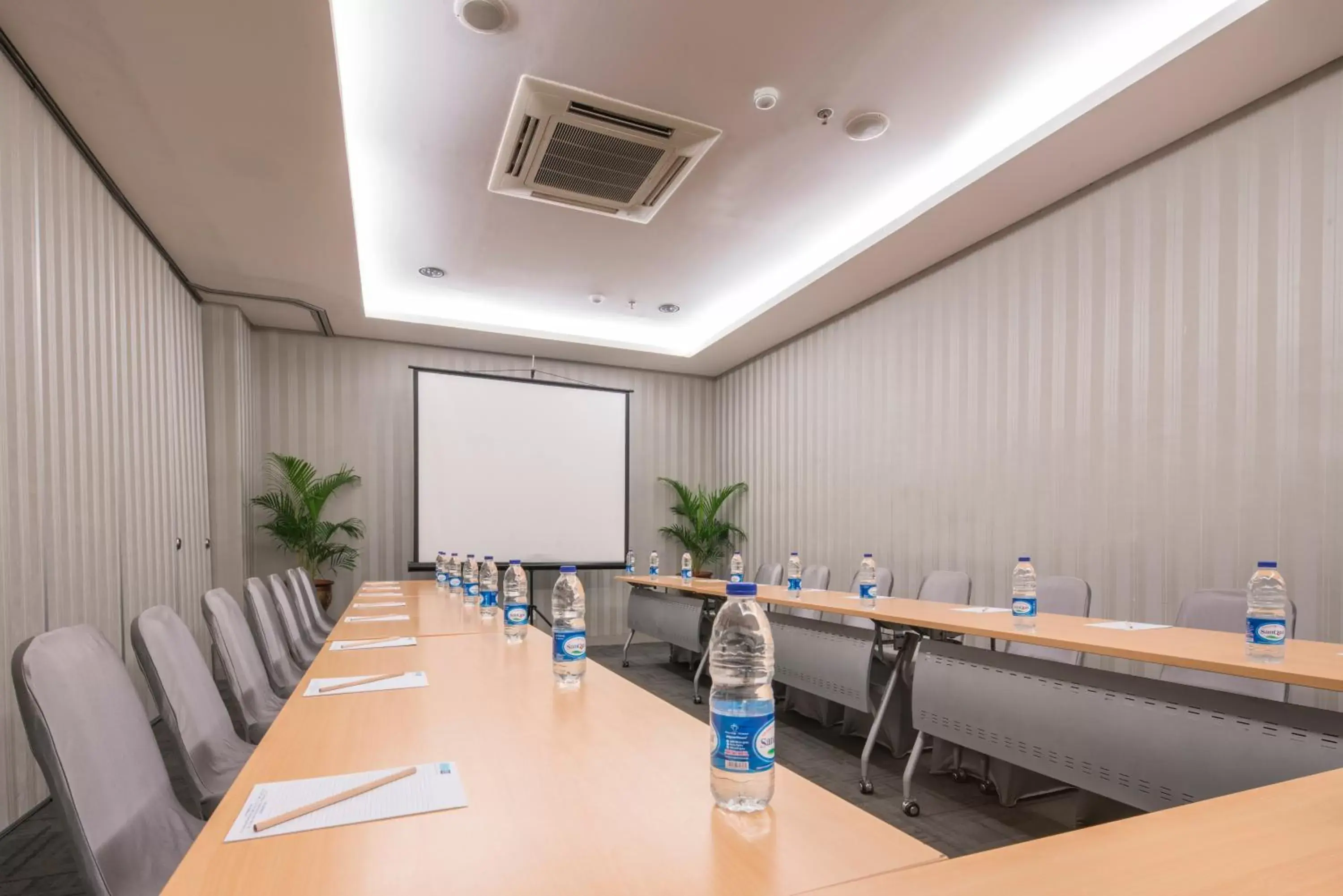 Meeting/conference room in Hotel 88 Grogol Jakarta By WH
