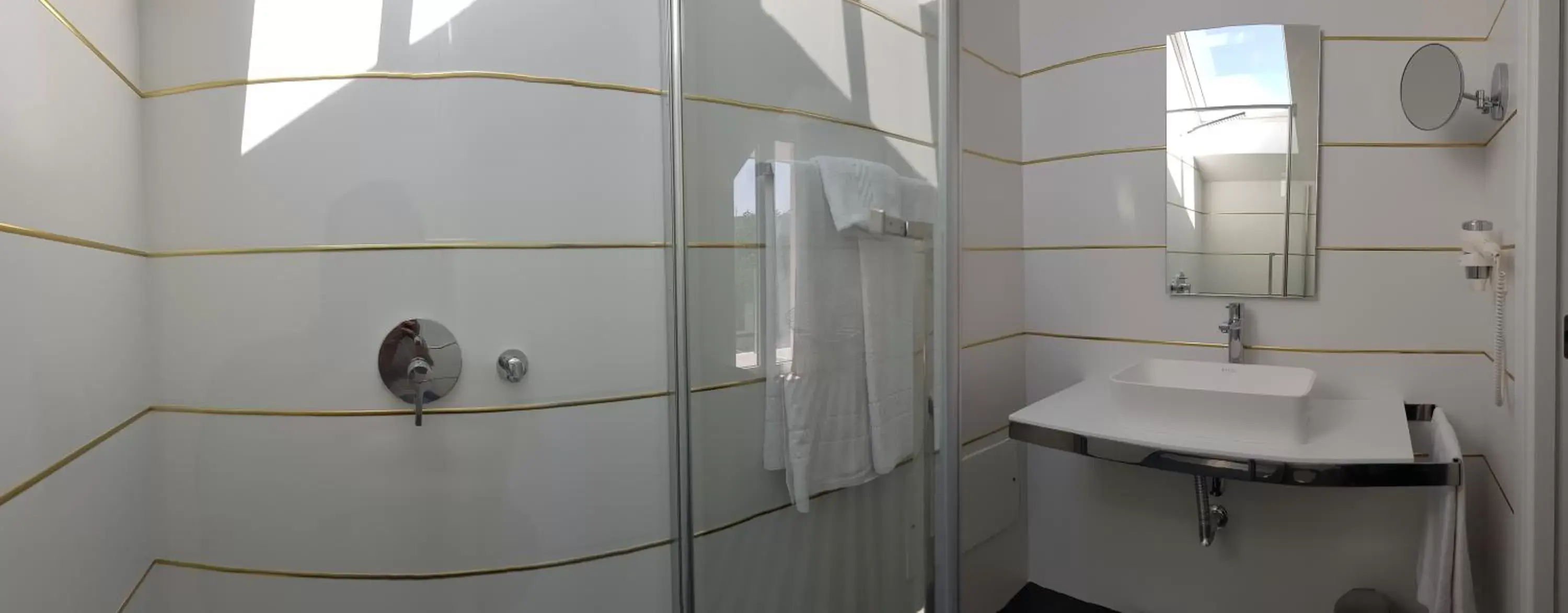 Shower, Bathroom in Thomar Boutique Hotel