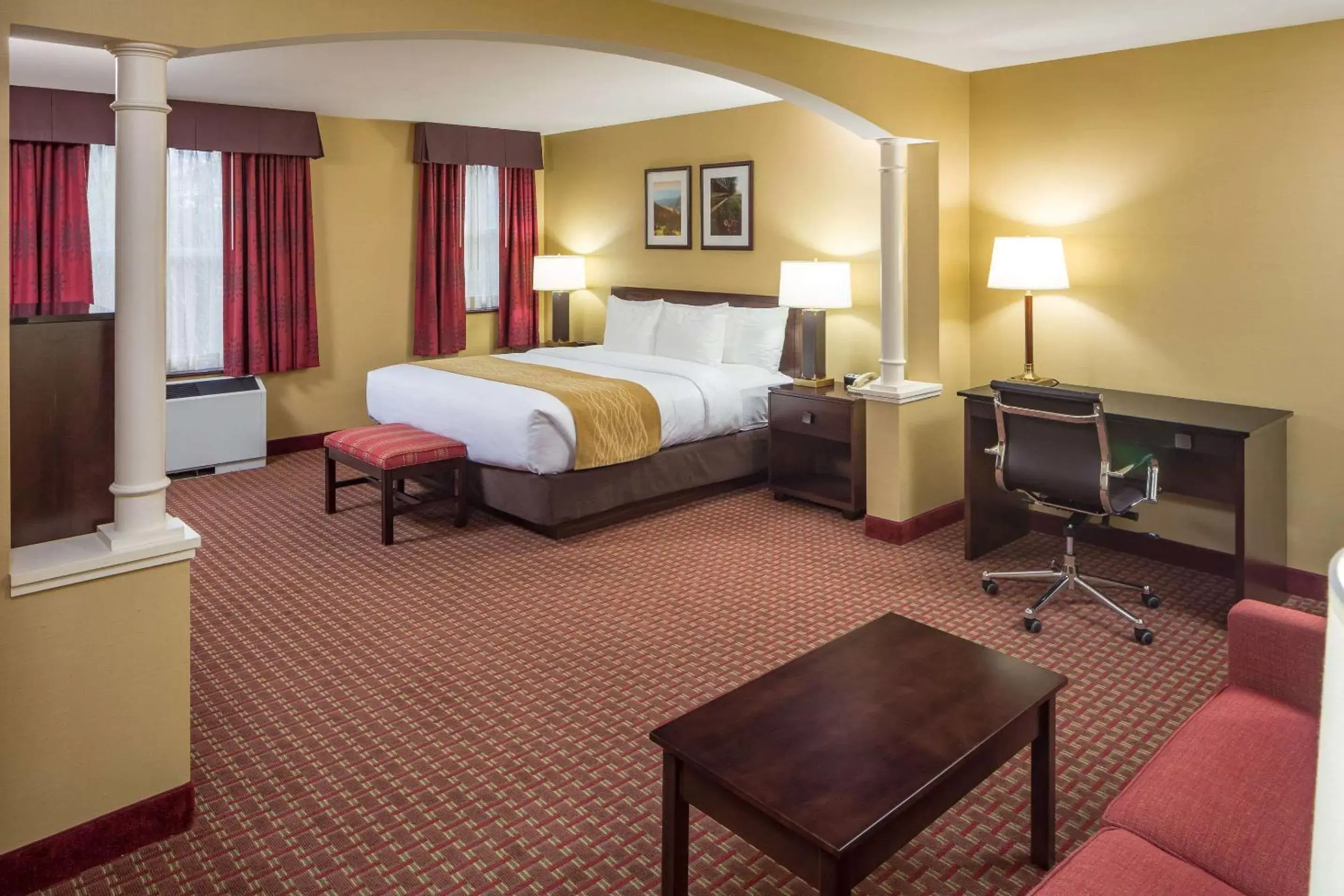 Photo of the whole room, Bed in Comfort Inn & Suites Near Burke Mountain
