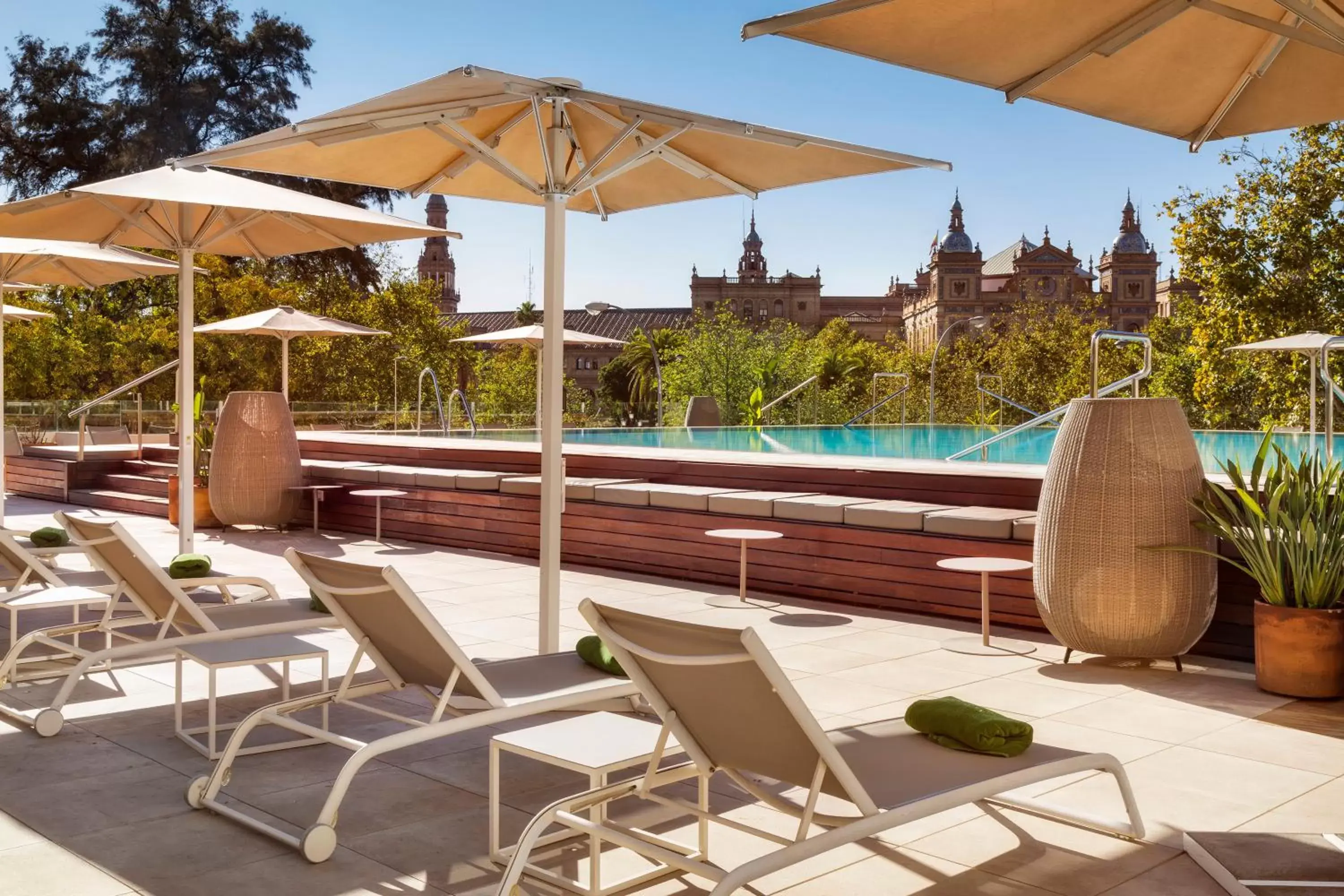 Restaurant/places to eat, Swimming Pool in Melia Sevilla