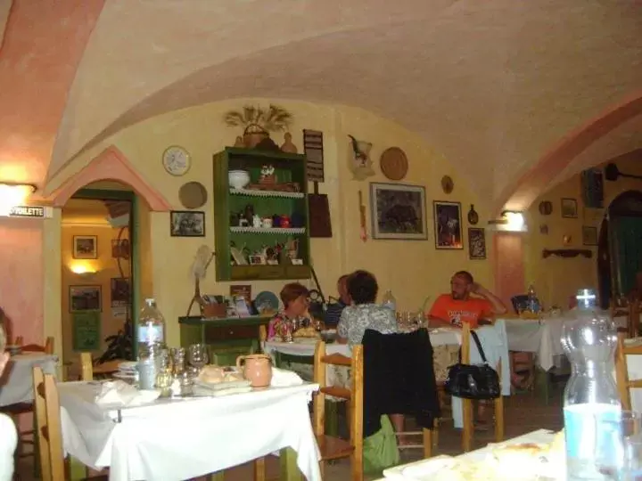 Restaurant/Places to Eat in Sant Efisio