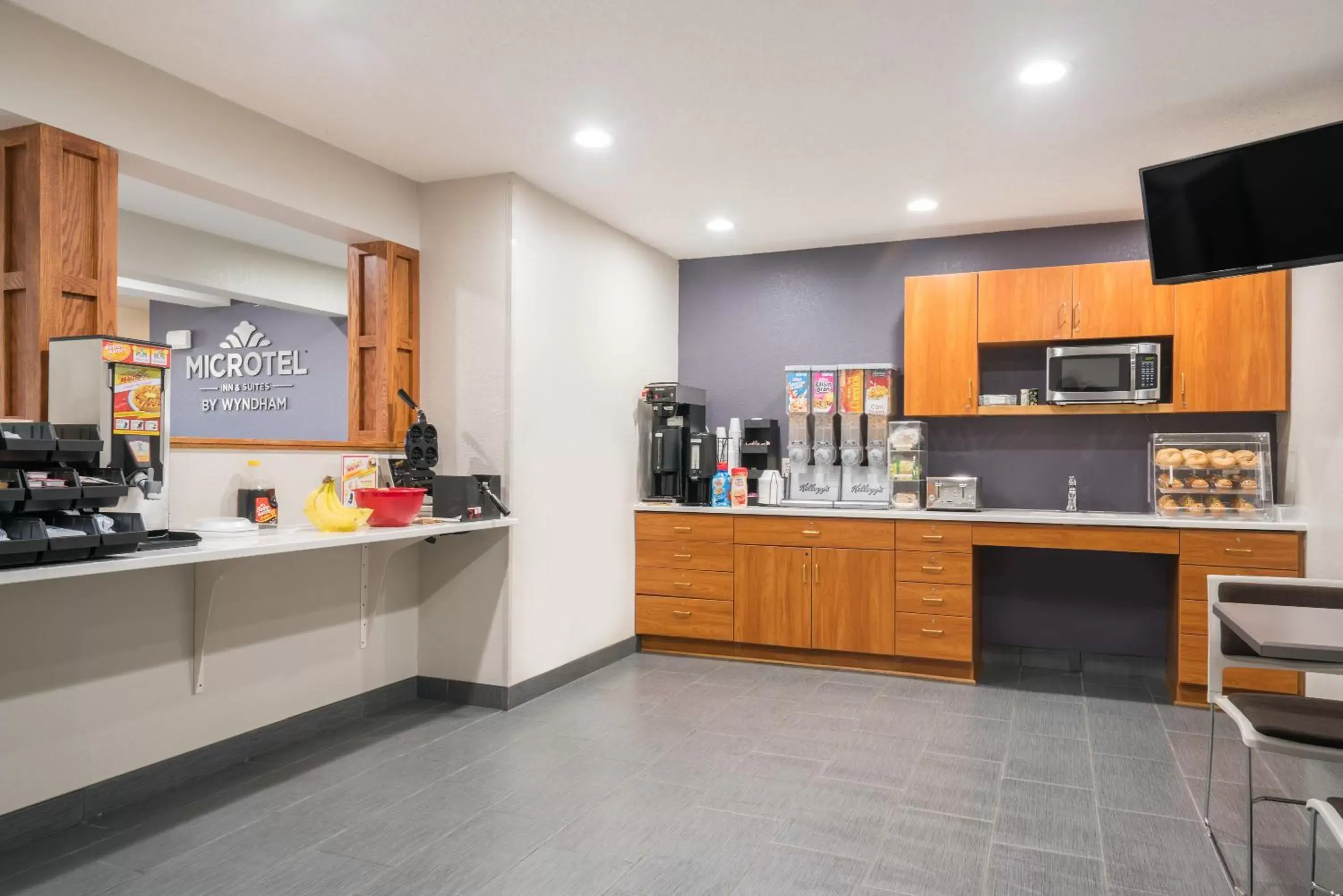 Continental breakfast, Kitchen/Kitchenette in Microtel Inn & Suites by Wyndham Springfield