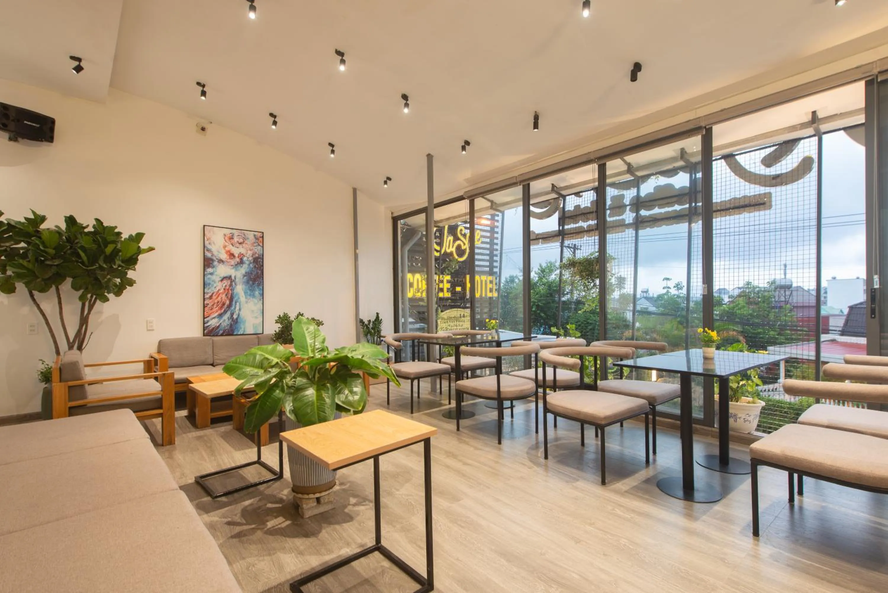 Restaurant/places to eat in Tasme Hotel