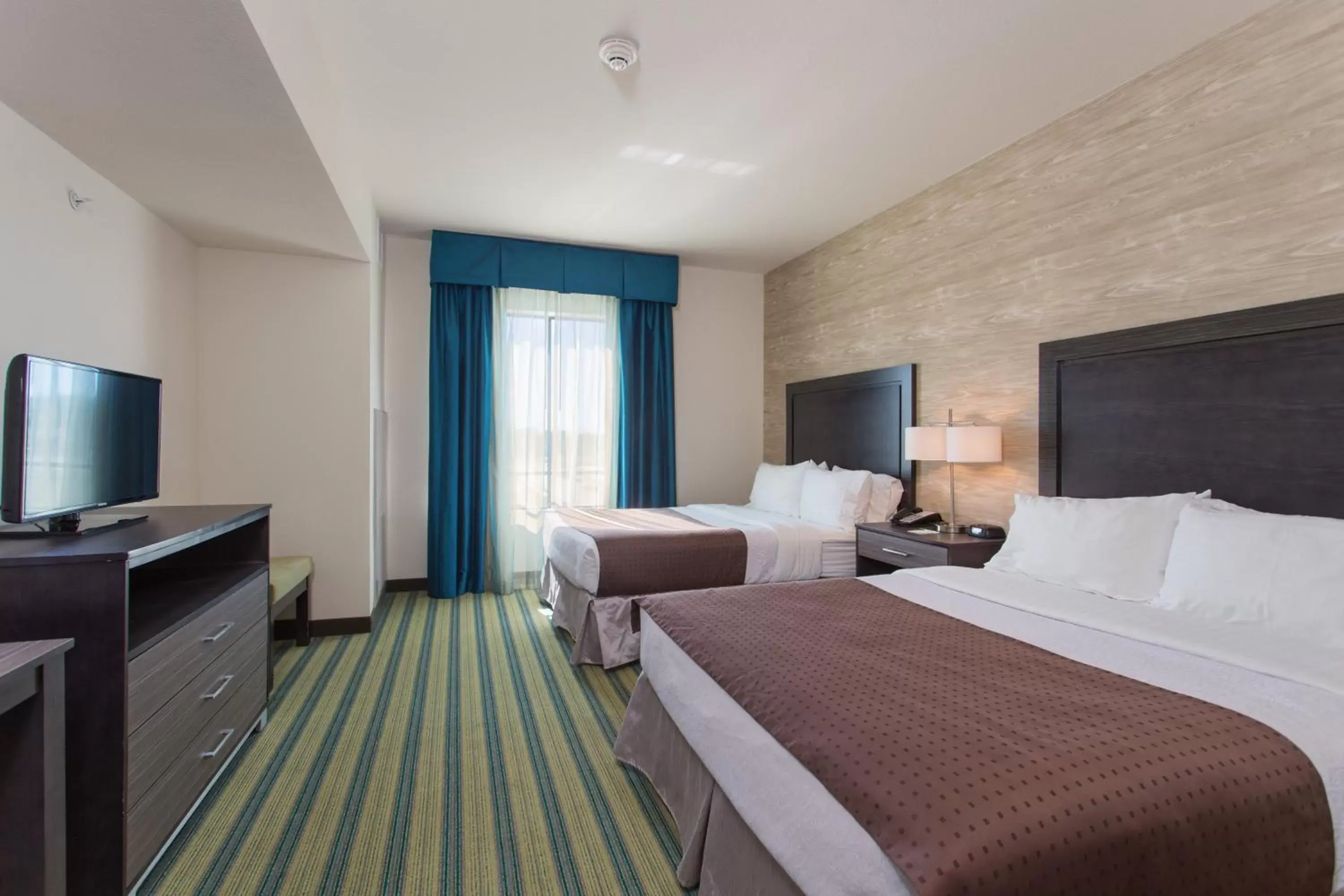Photo of the whole room, Bed in Holiday Inn Texarkana Arkansas Convention Center, an IHG Hotel