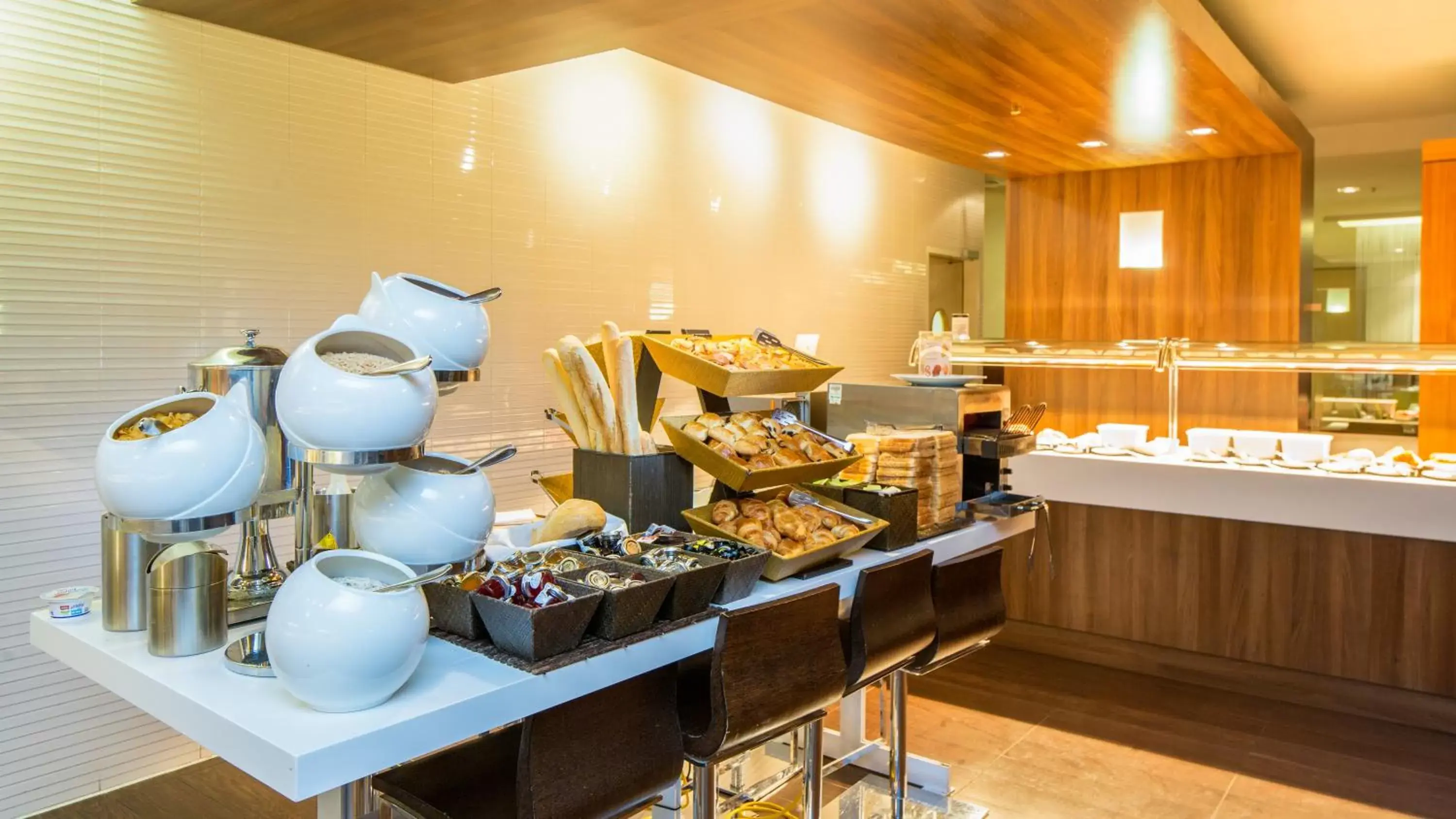 Continental breakfast, Restaurant/Places to Eat in Novotel London Paddington