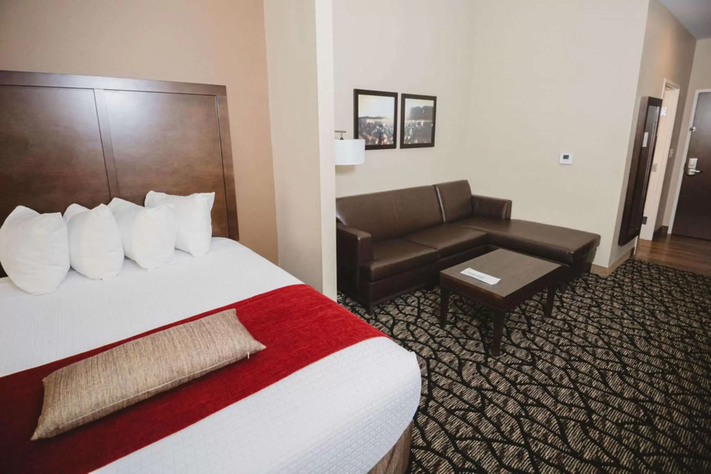 Photo of the whole room, Bed in Best Western Plus Lakeview Hotel