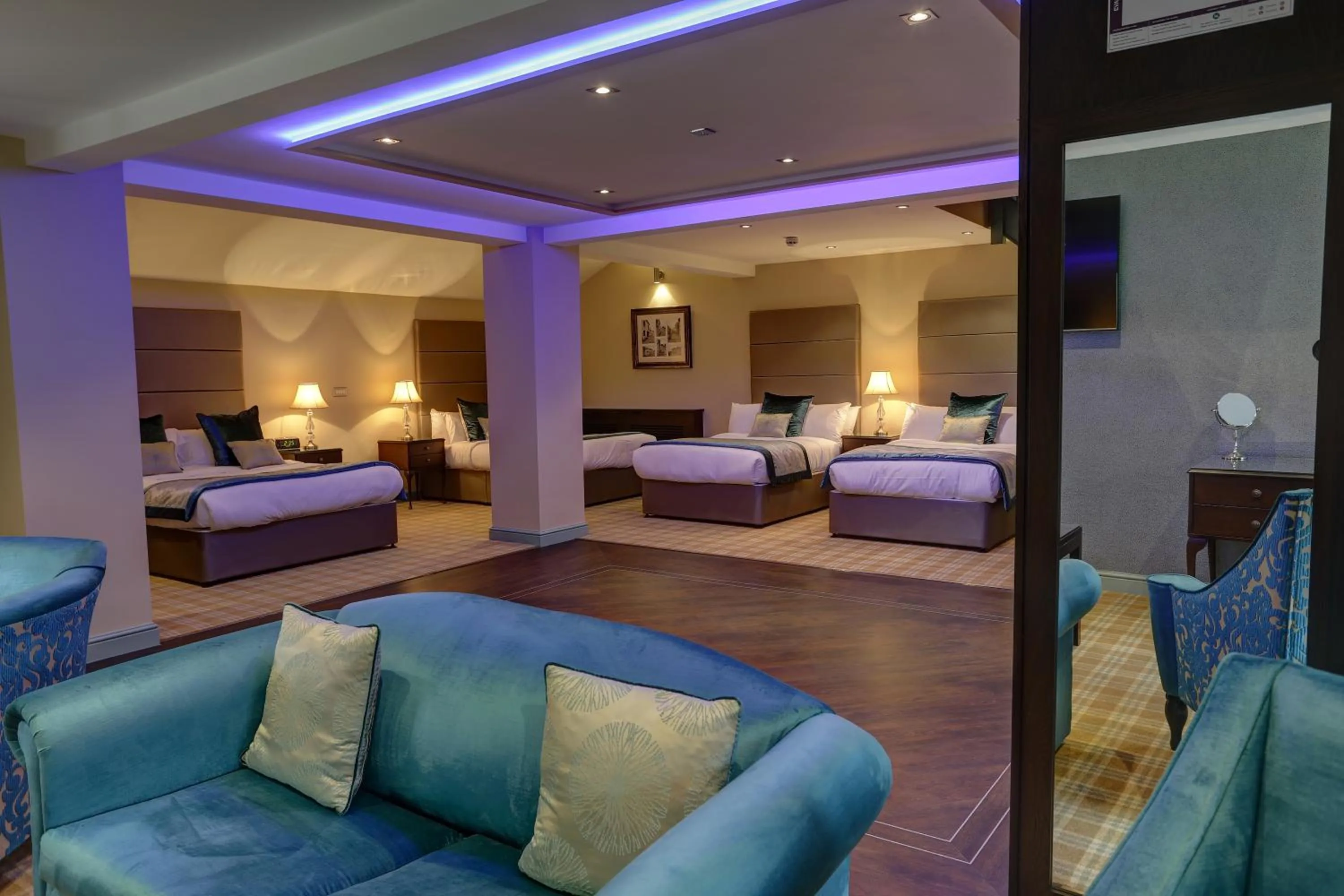 Seating area, Bed in Rogerthorpe Manor Hotel