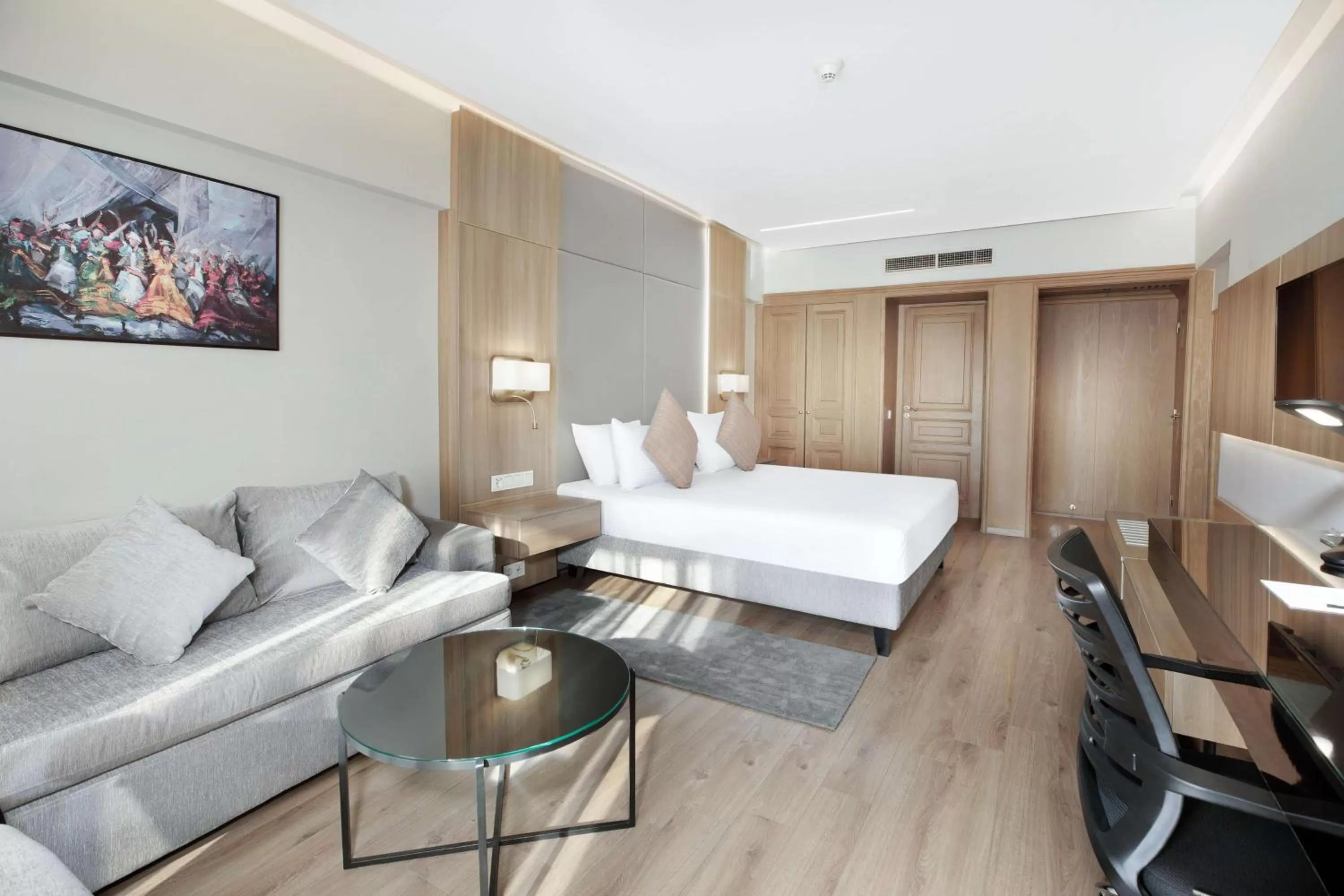 Bedroom, Bed in Steigenberger Nile Palace Luxor - Convention Center