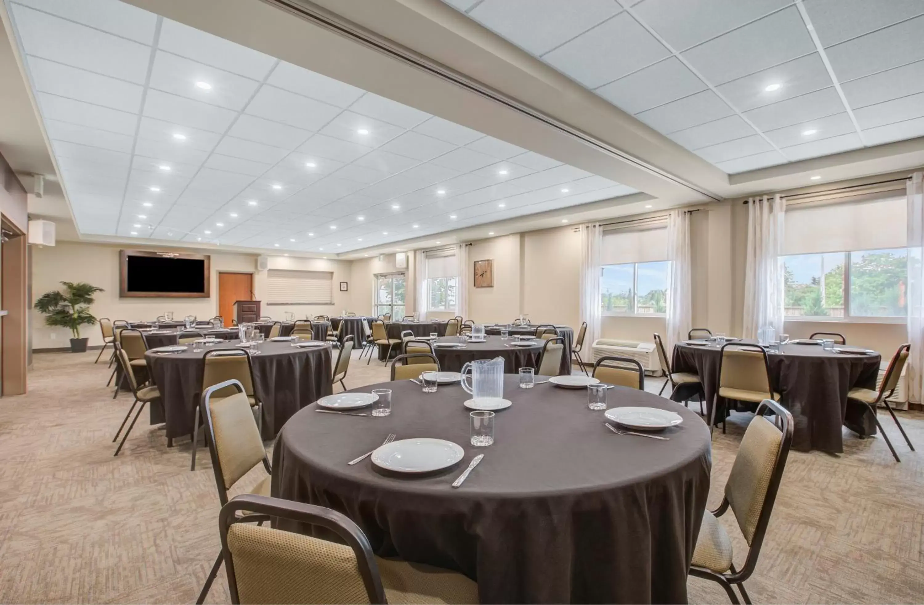 Meeting/conference room, Restaurant/Places to Eat in Days Inn & Suites by Wyndham Lindsay