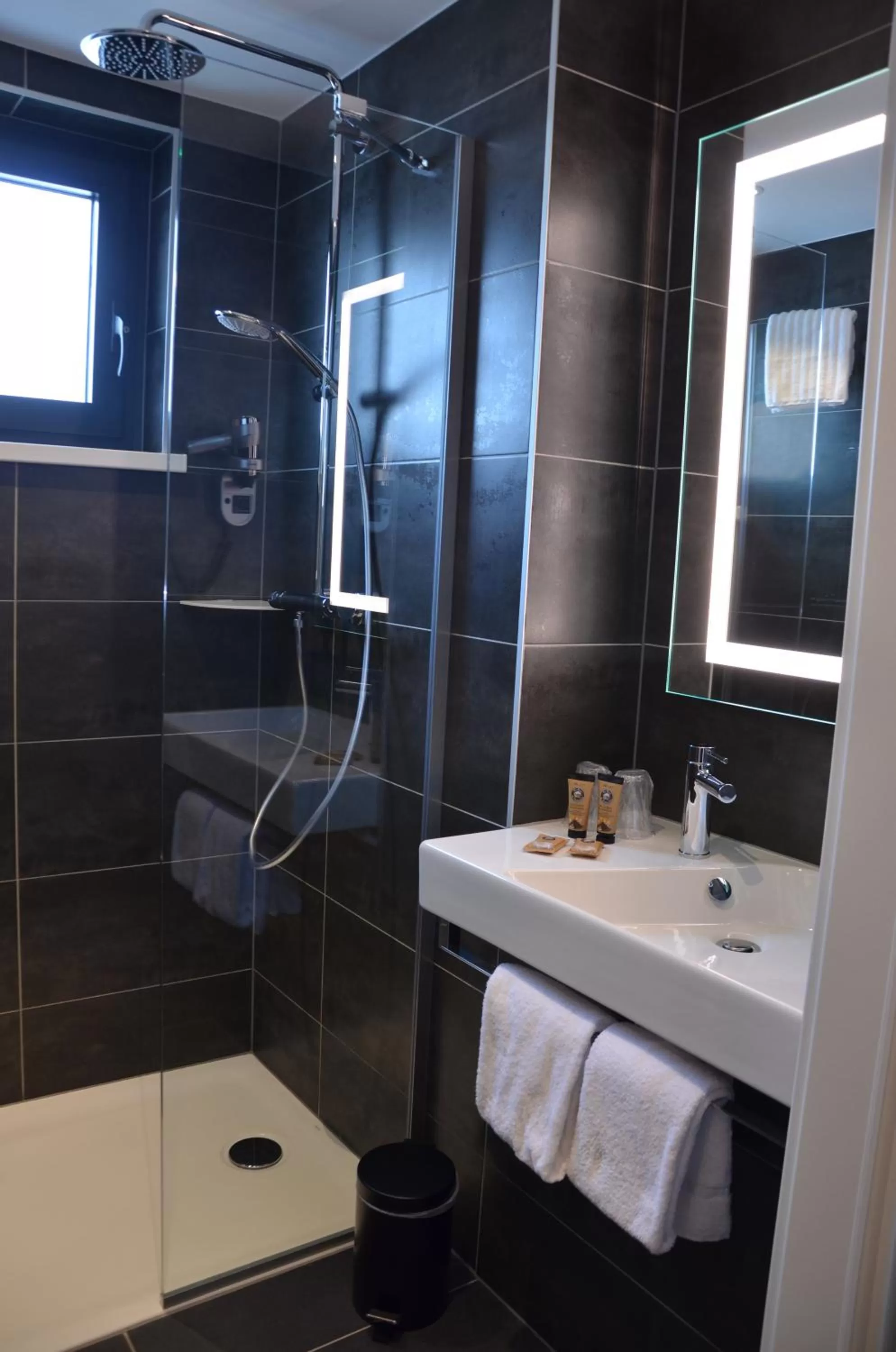 Bathroom in Hôtel ORIGAMI