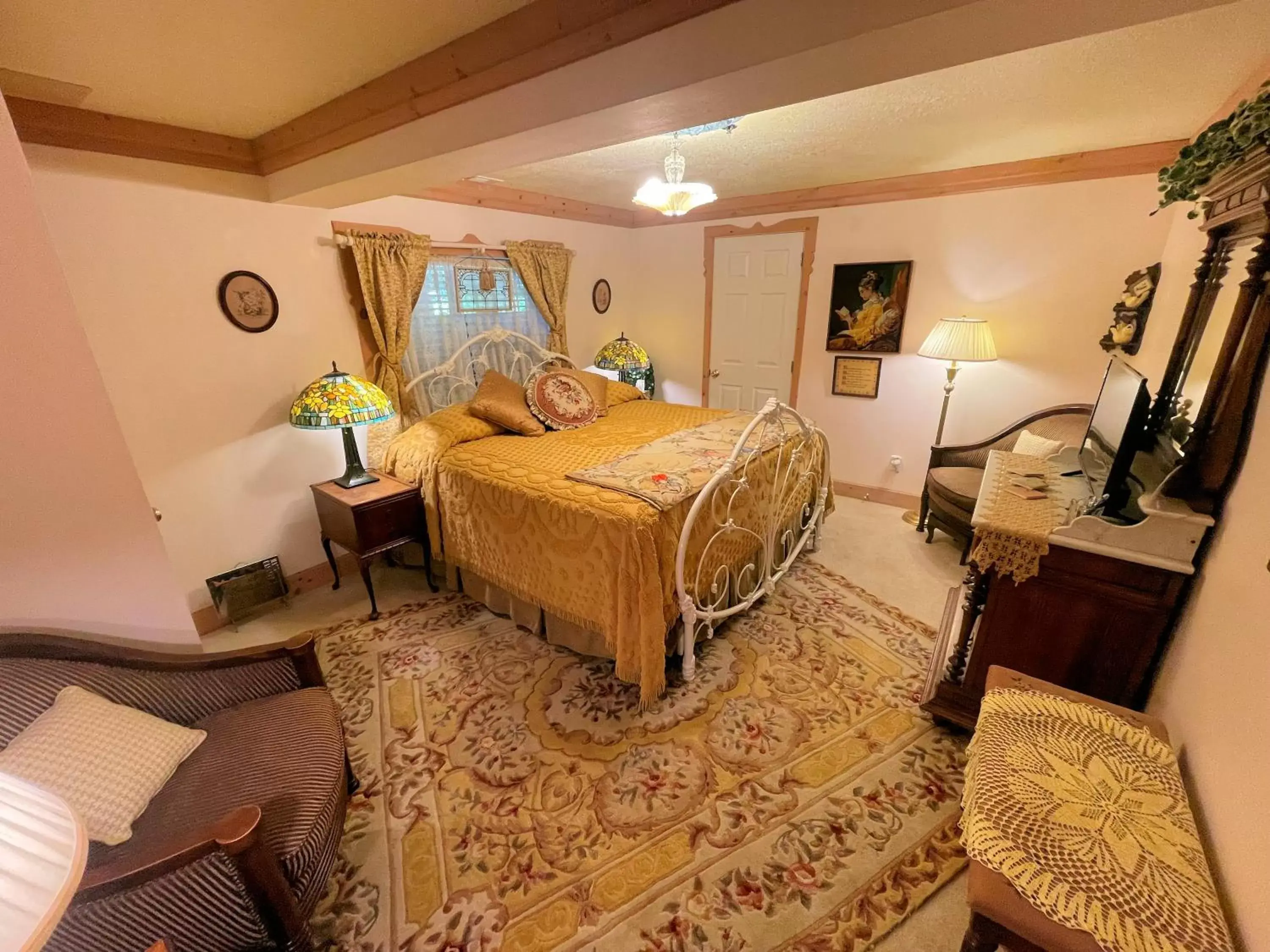 Bedroom in Big Yellow Inn