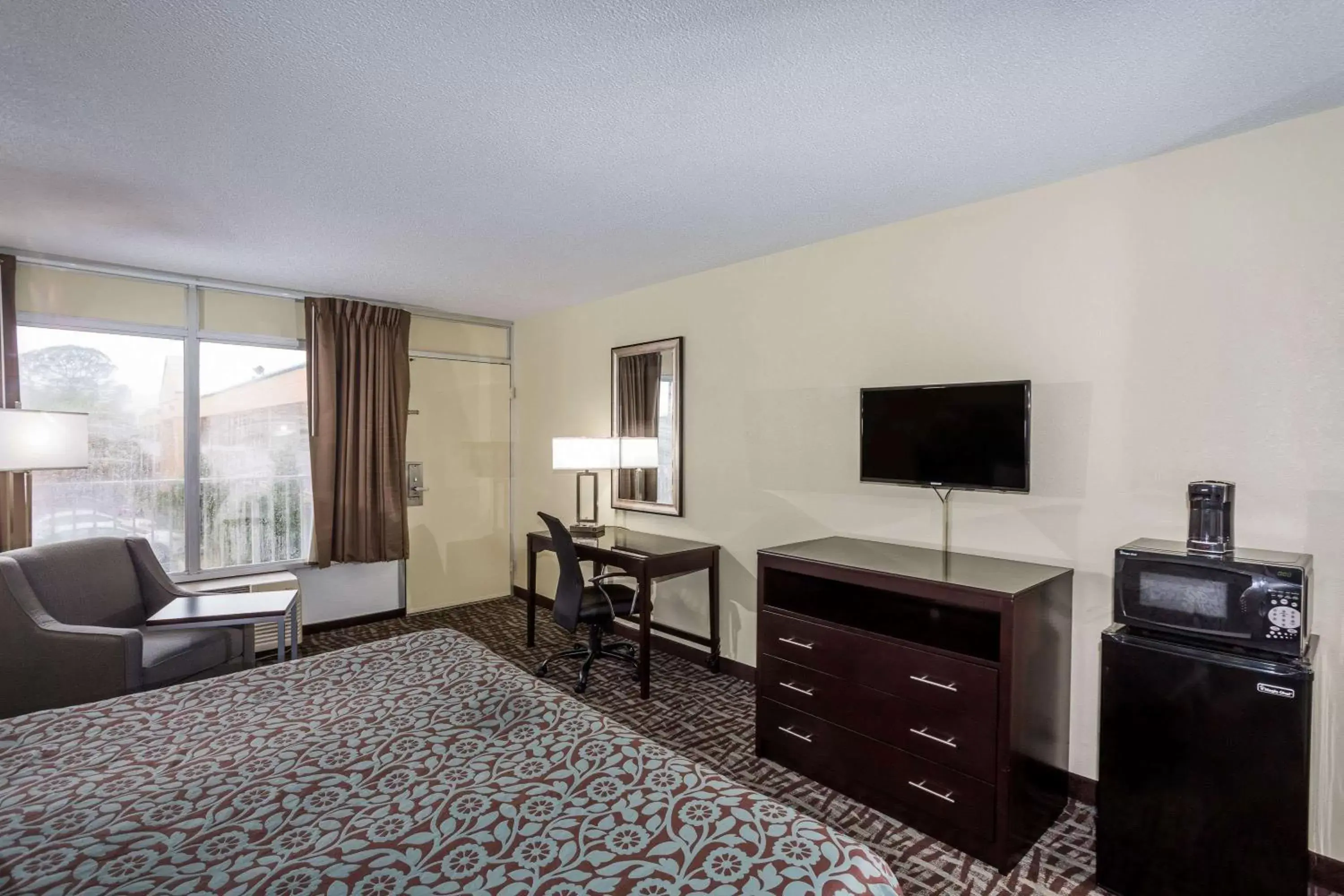 Photo of the whole room, TV/Entertainment Center in Days Inn by Wyndham Melbourne