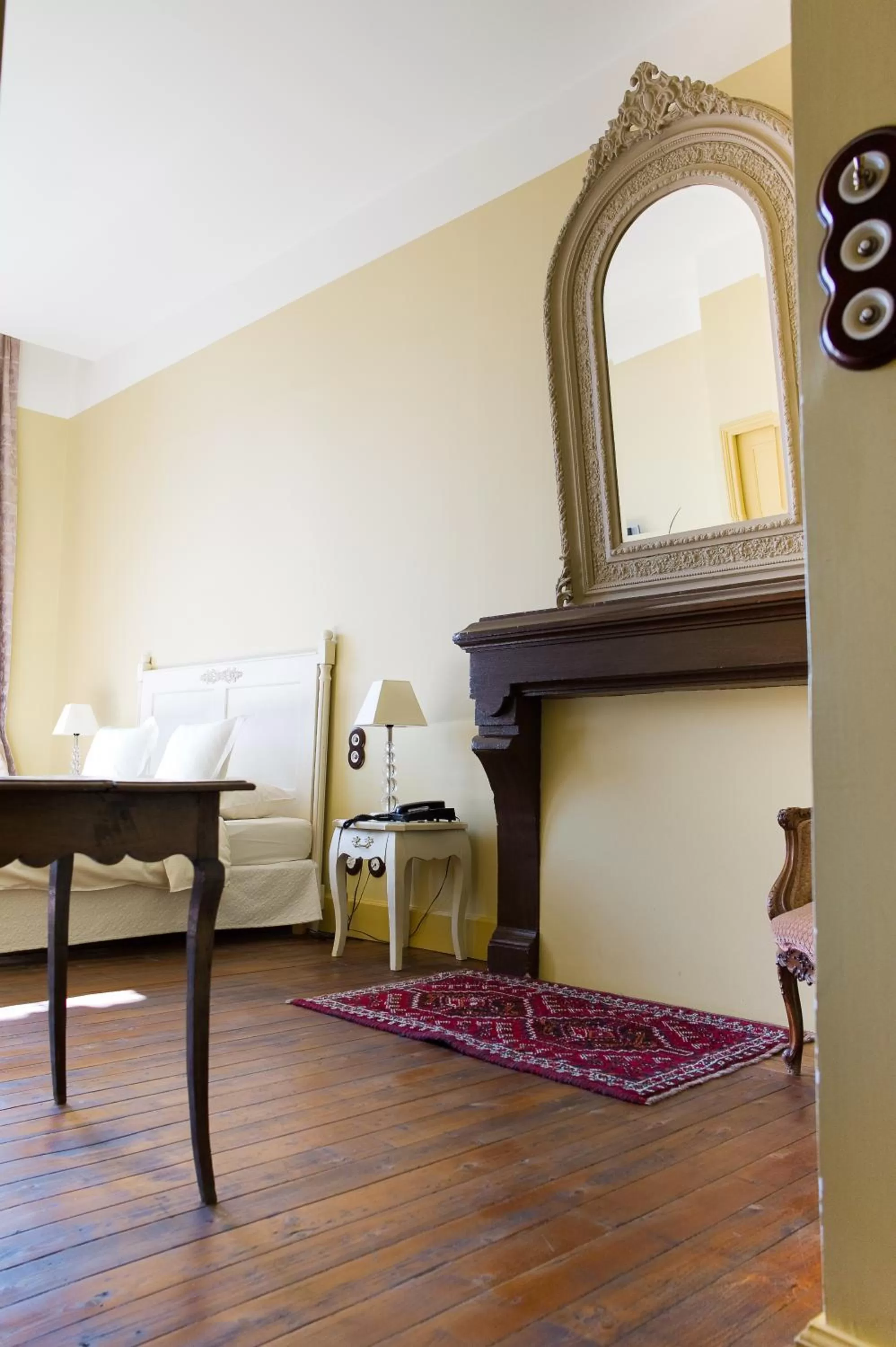 Bedroom, Bed in Hostellerie du Coq d'Or