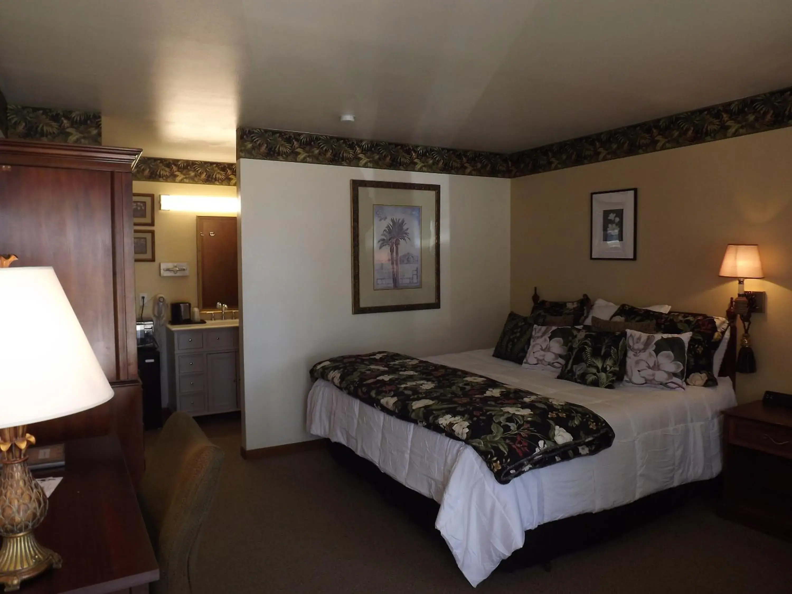 Seating area, Bed in Crest Country Inn