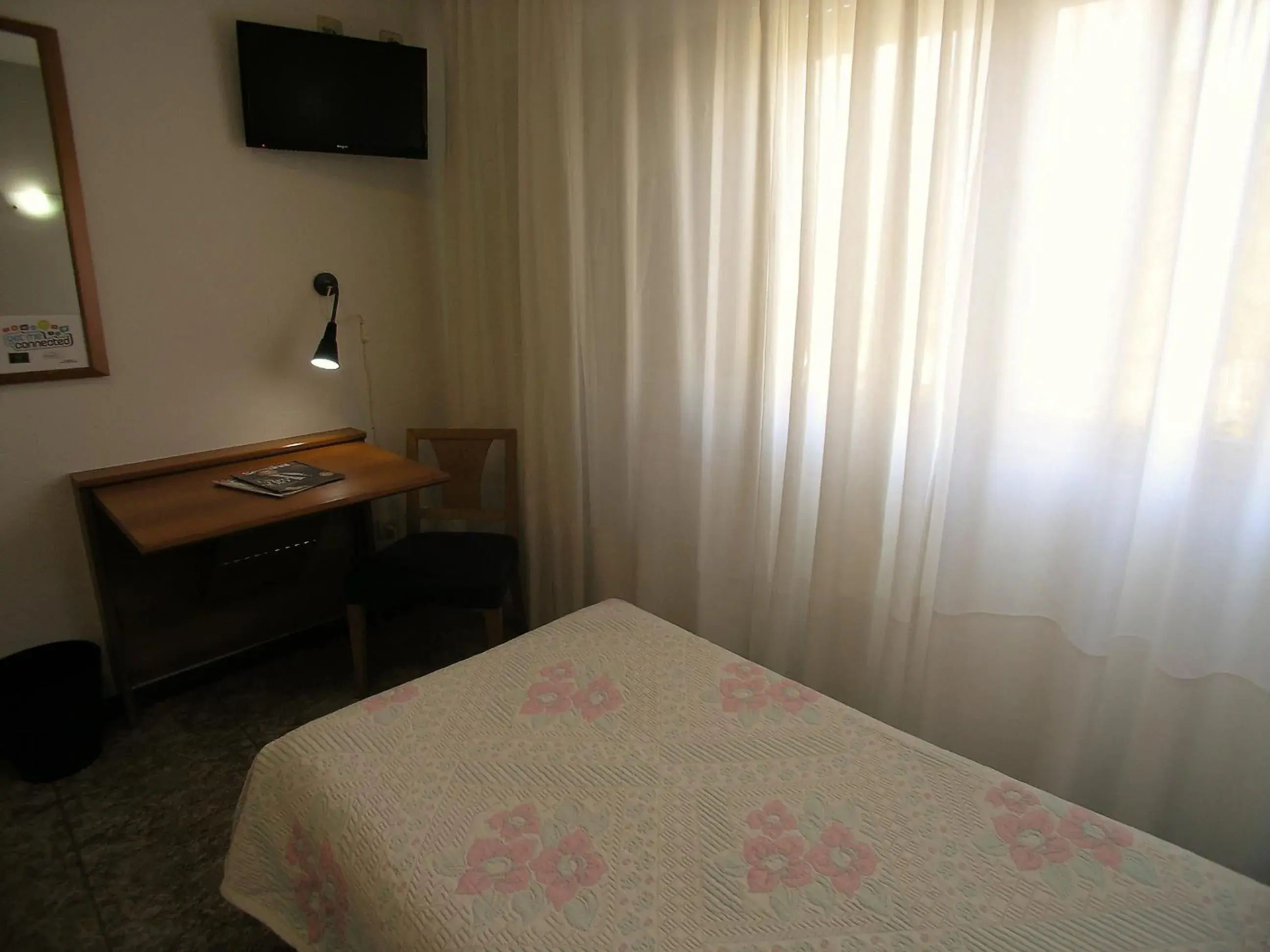 Bed, TV/Entertainment Center in Hotel Gorbea