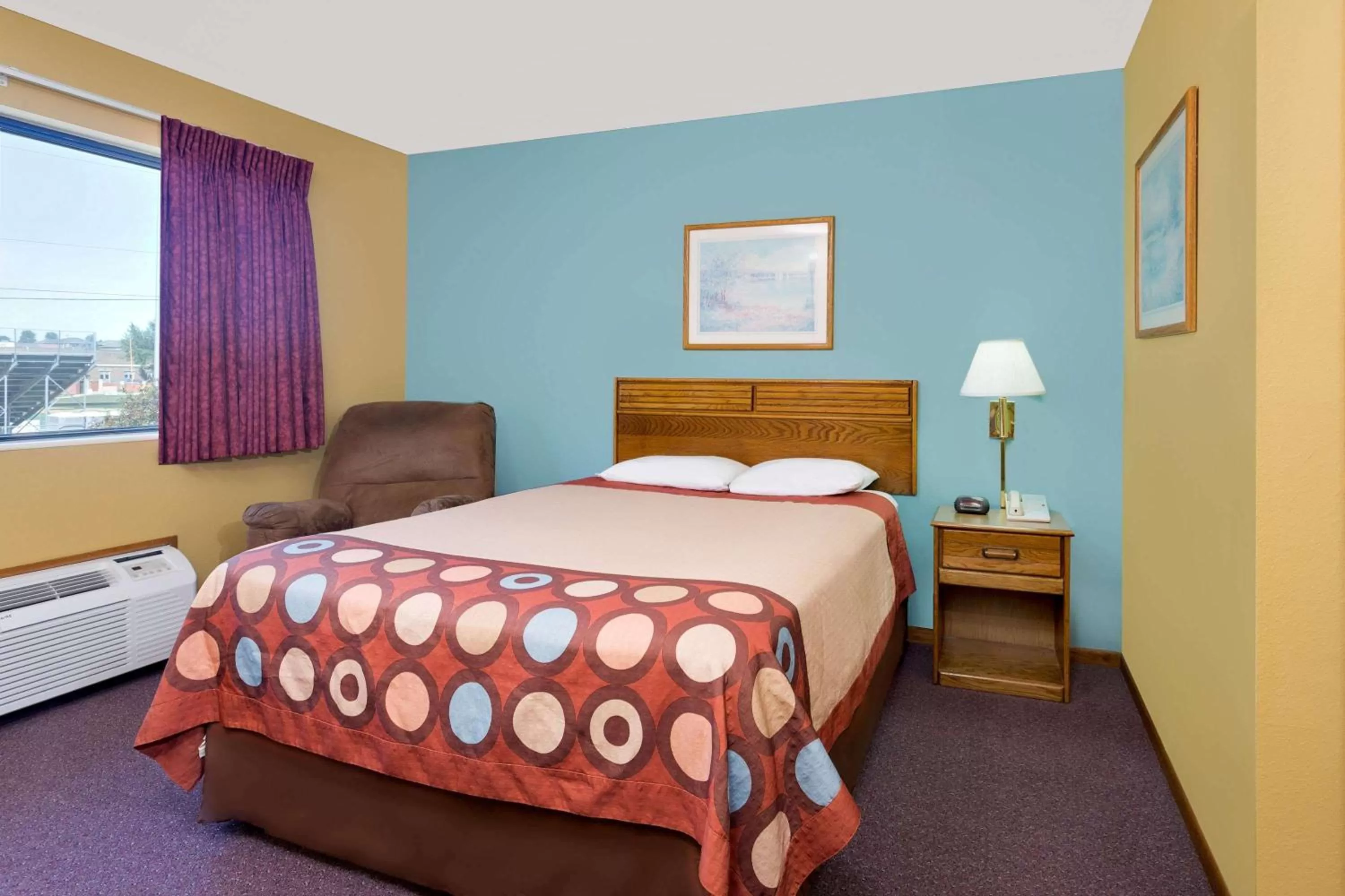 Deluxe King Suite - Non-Smoking in Super 8 by Wyndham Dyersville