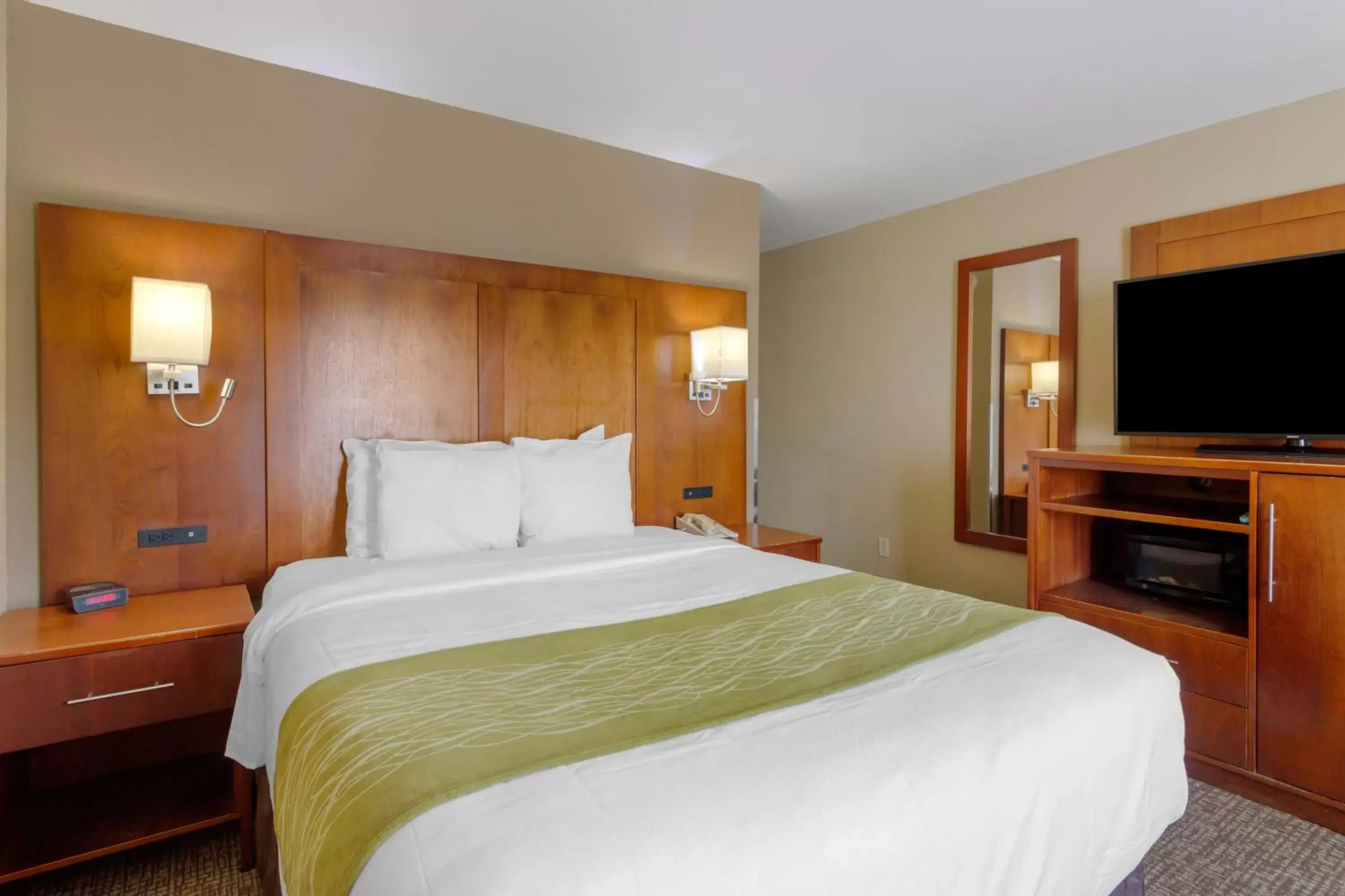 Photo of the whole room, Bed in Comfort Inn & Suites Salt Lake City/Woods Cross