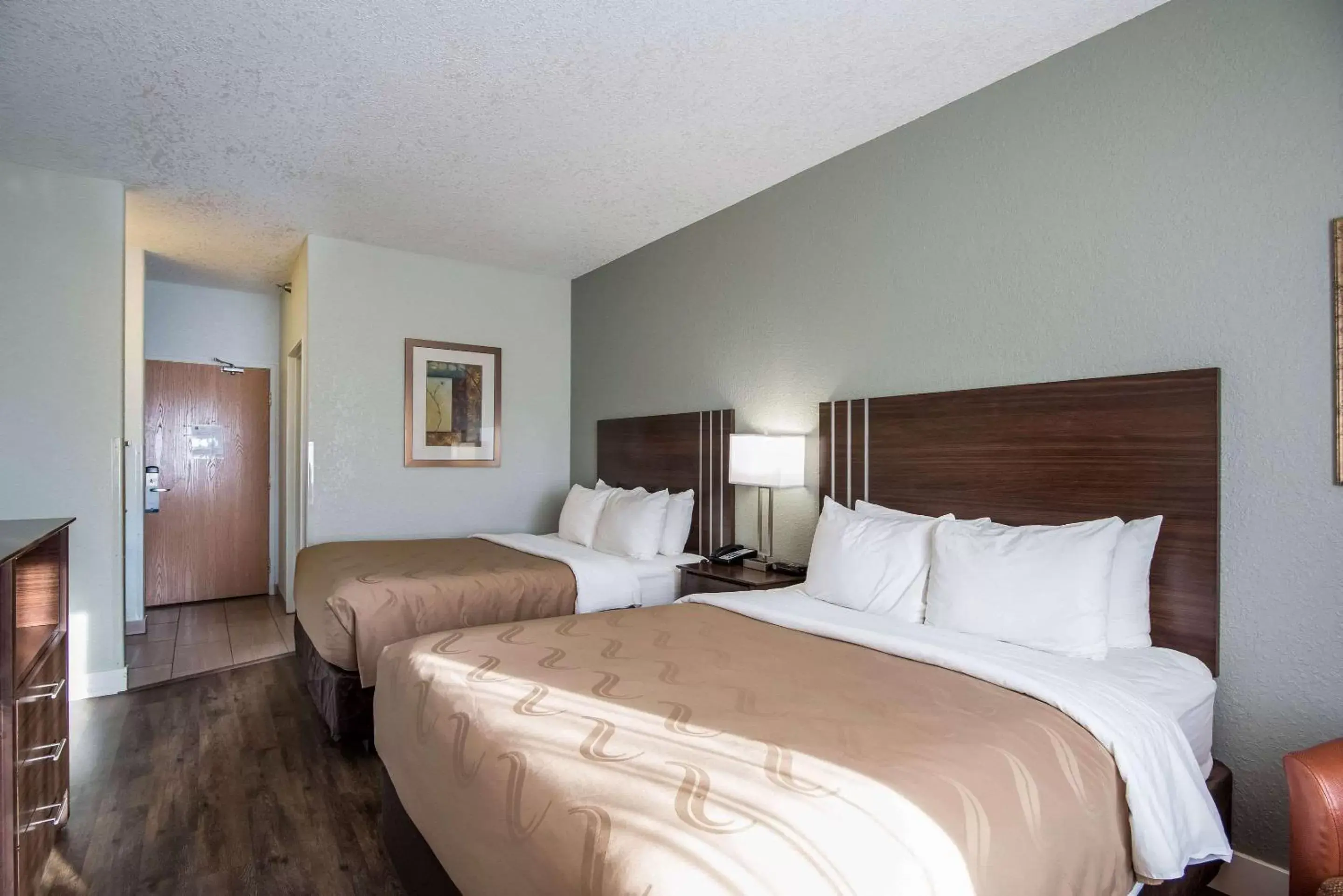 Photo of the whole room, Bed in Quality Inn & Suites West