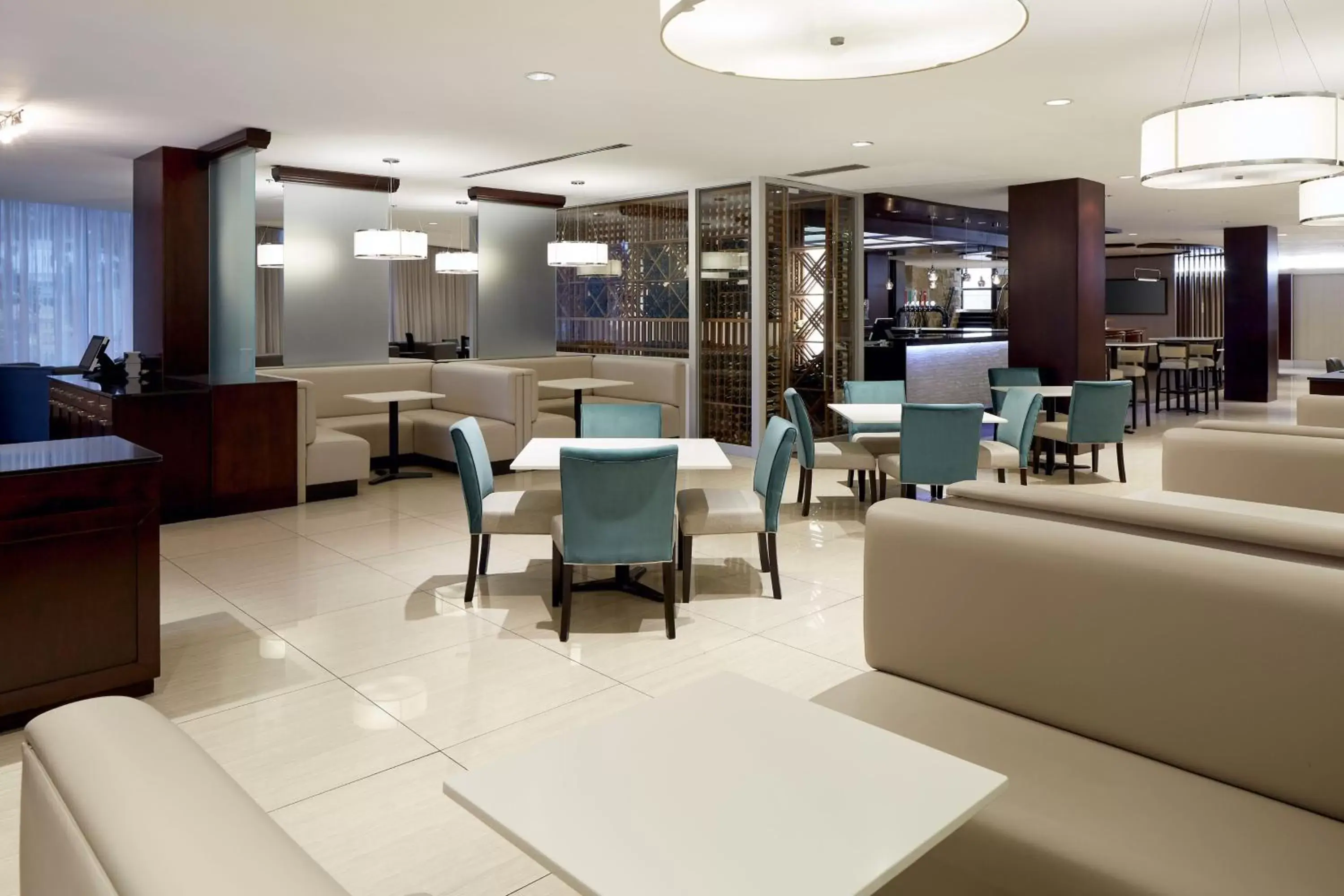 Restaurant/places to eat, Lounge/Bar in Sheraton Montreal Airport Hotel