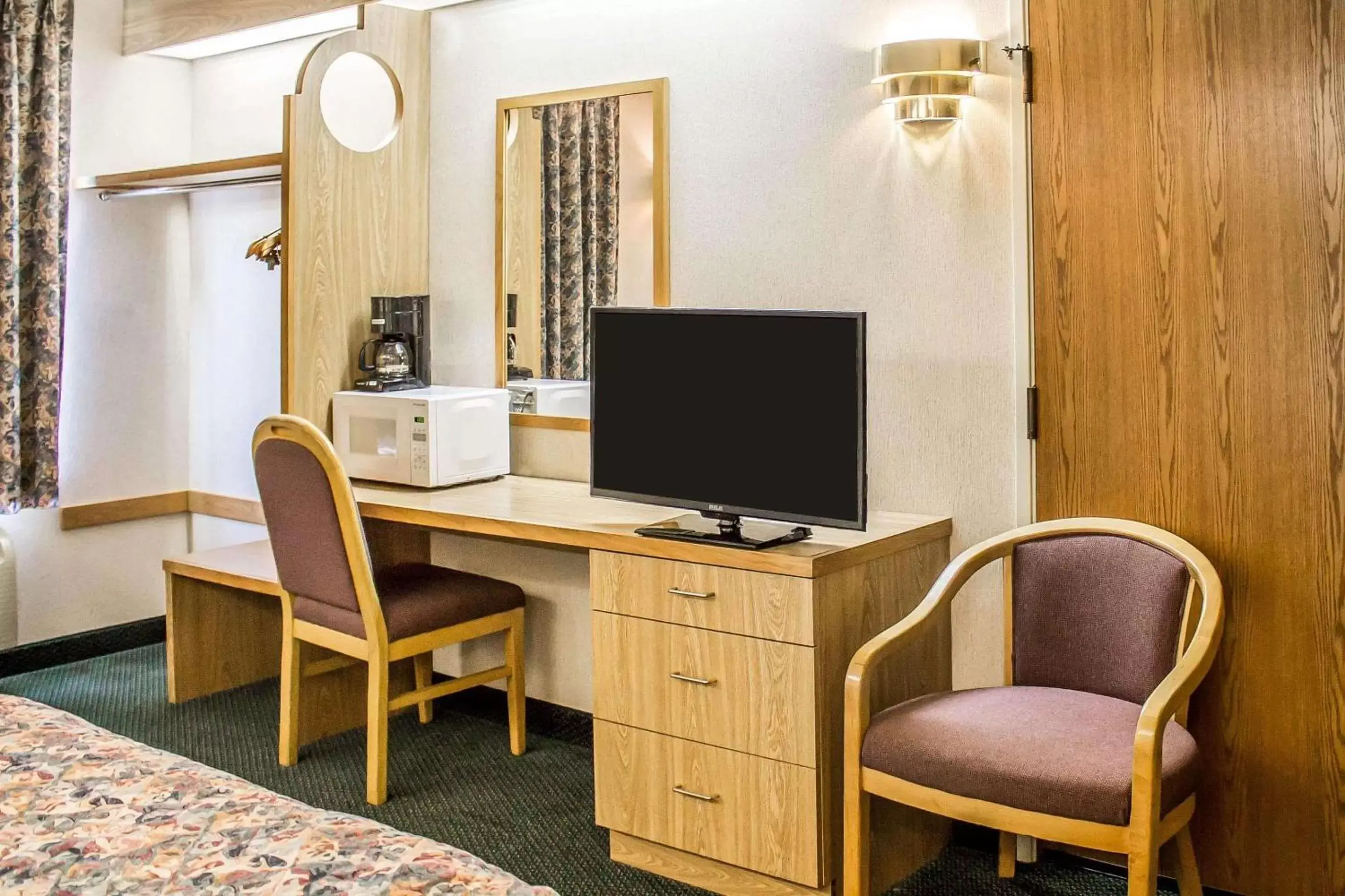 Photo of the whole room, TV/Entertainment Center in Rodeway Inn Abbotsford