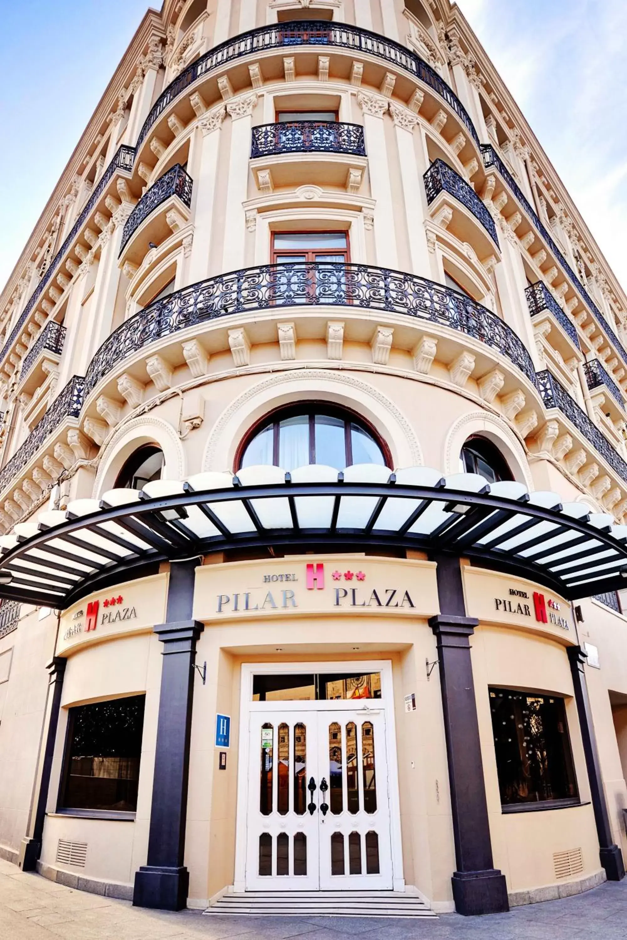 Property building, Facade/Entrance in Hotel Pilar Plaza