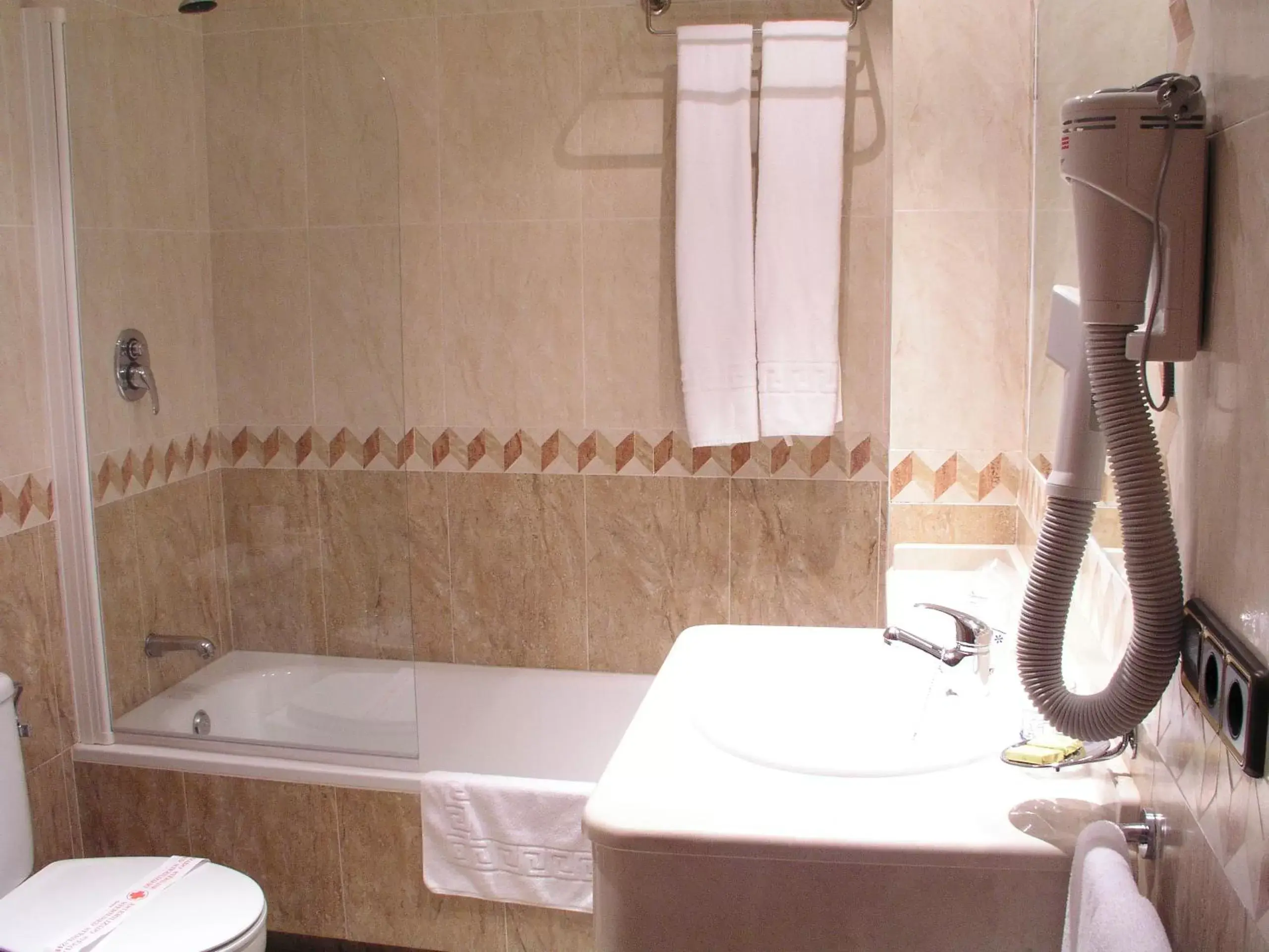 Bathroom in Hotel Oasis Familiar